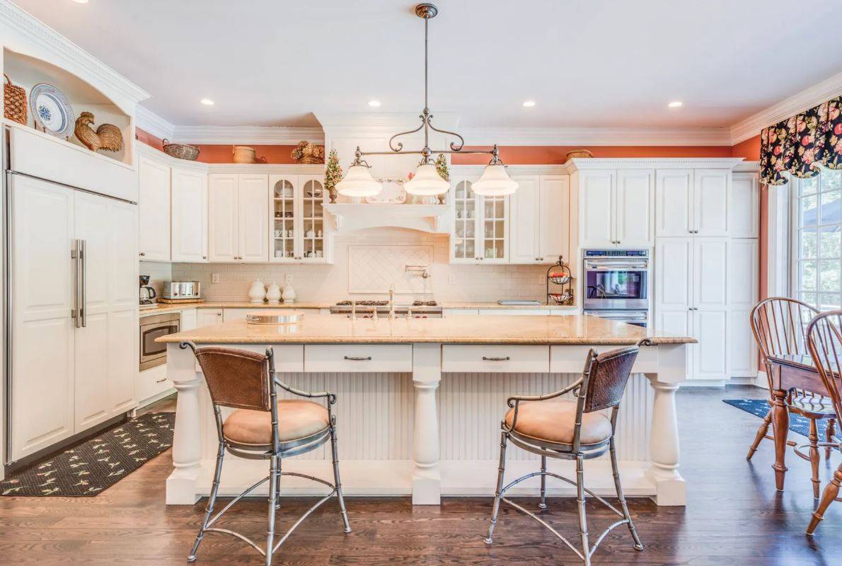 7 SOUTHAMPTON HILLS CT