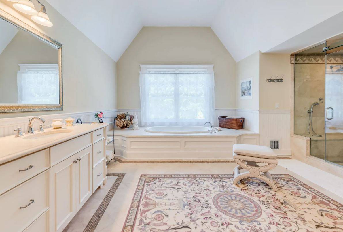 7 SOUTHAMPTON HILLS CT