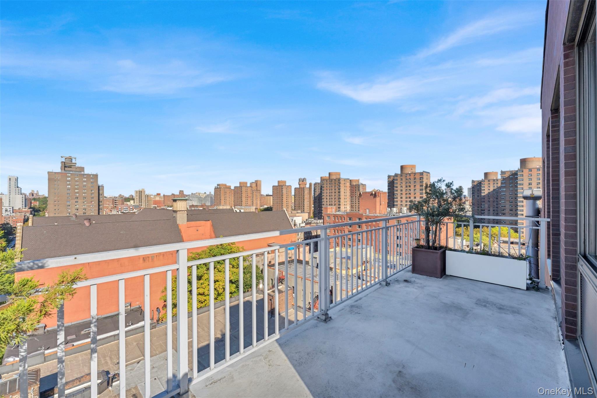 353 104 Street E Unit: PH2