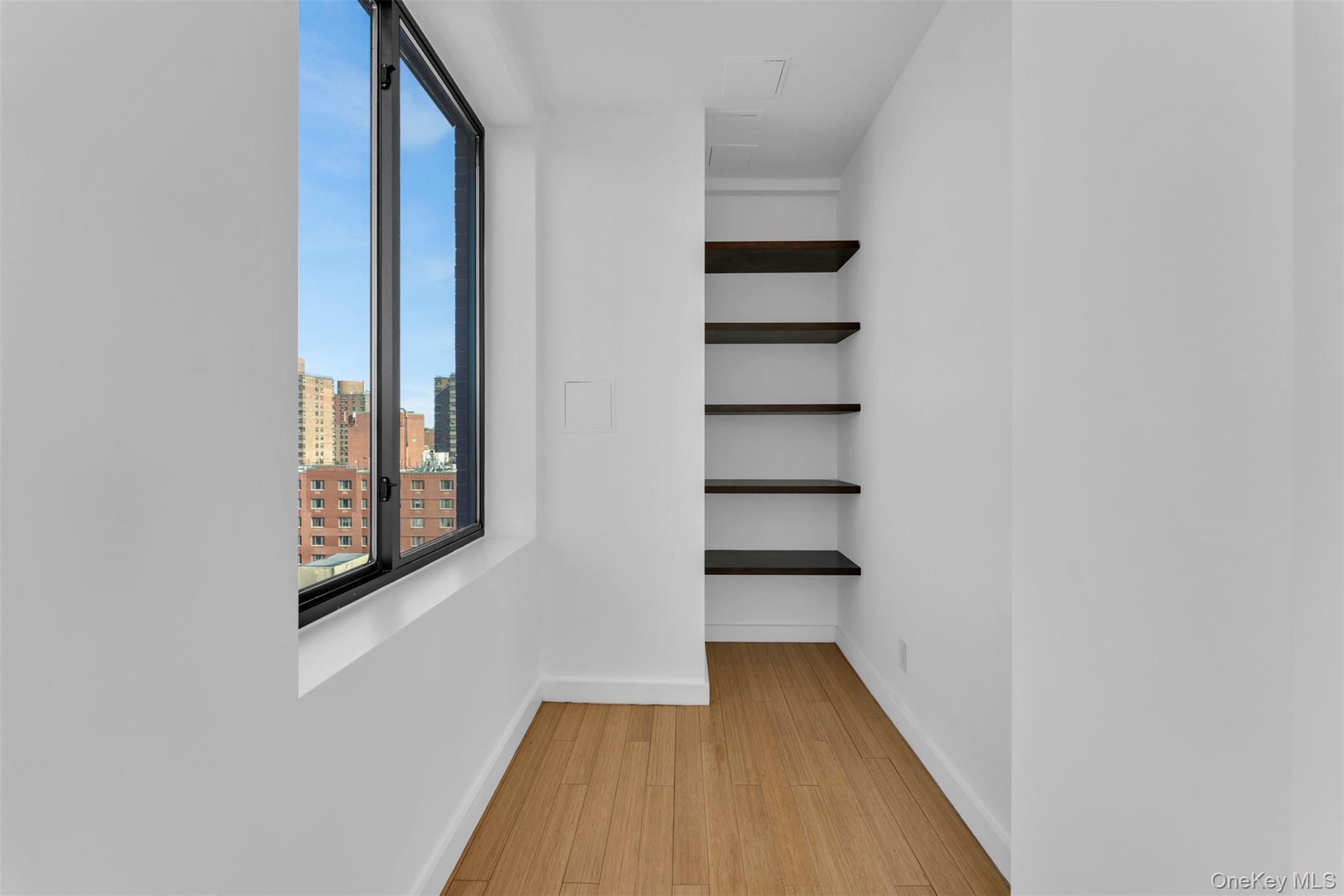 353 104 Street E Unit: PH2