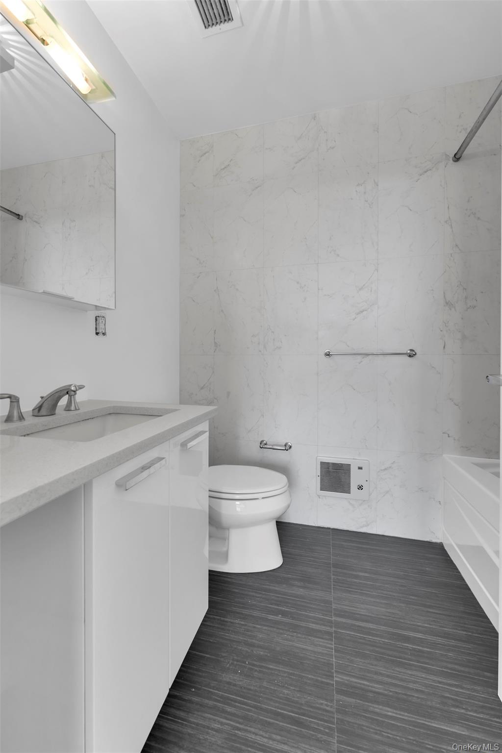 353 104 Street E Unit: PH2