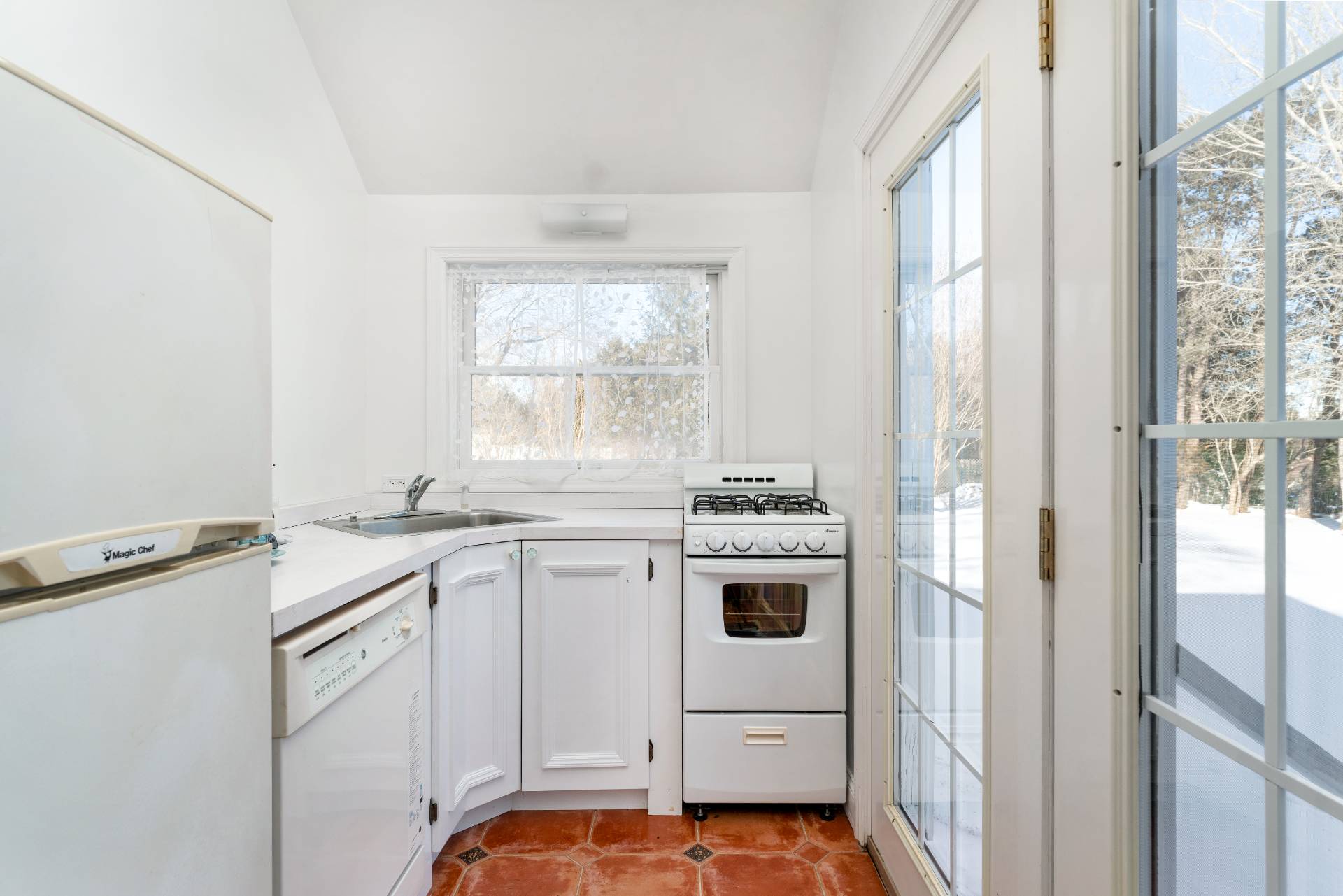 80 Tuckahoe Lane