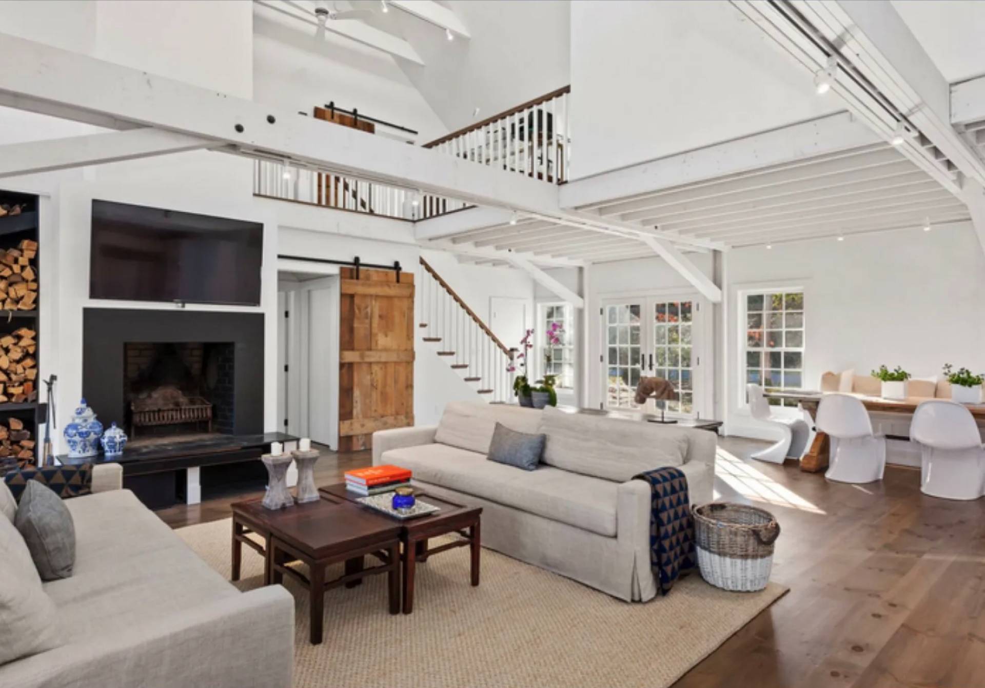 4 LEE LN