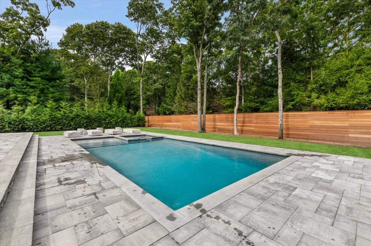 17 WOODED OAK LN