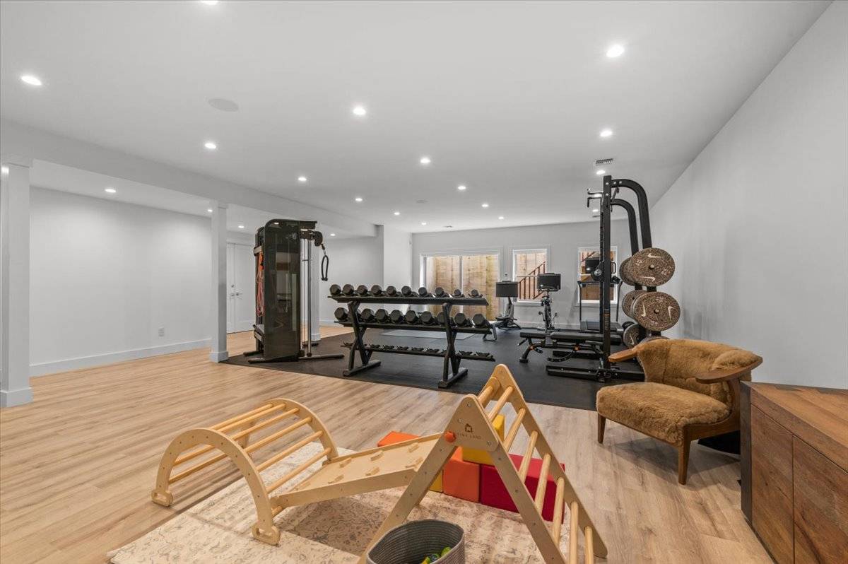 17 WOODED OAK LN