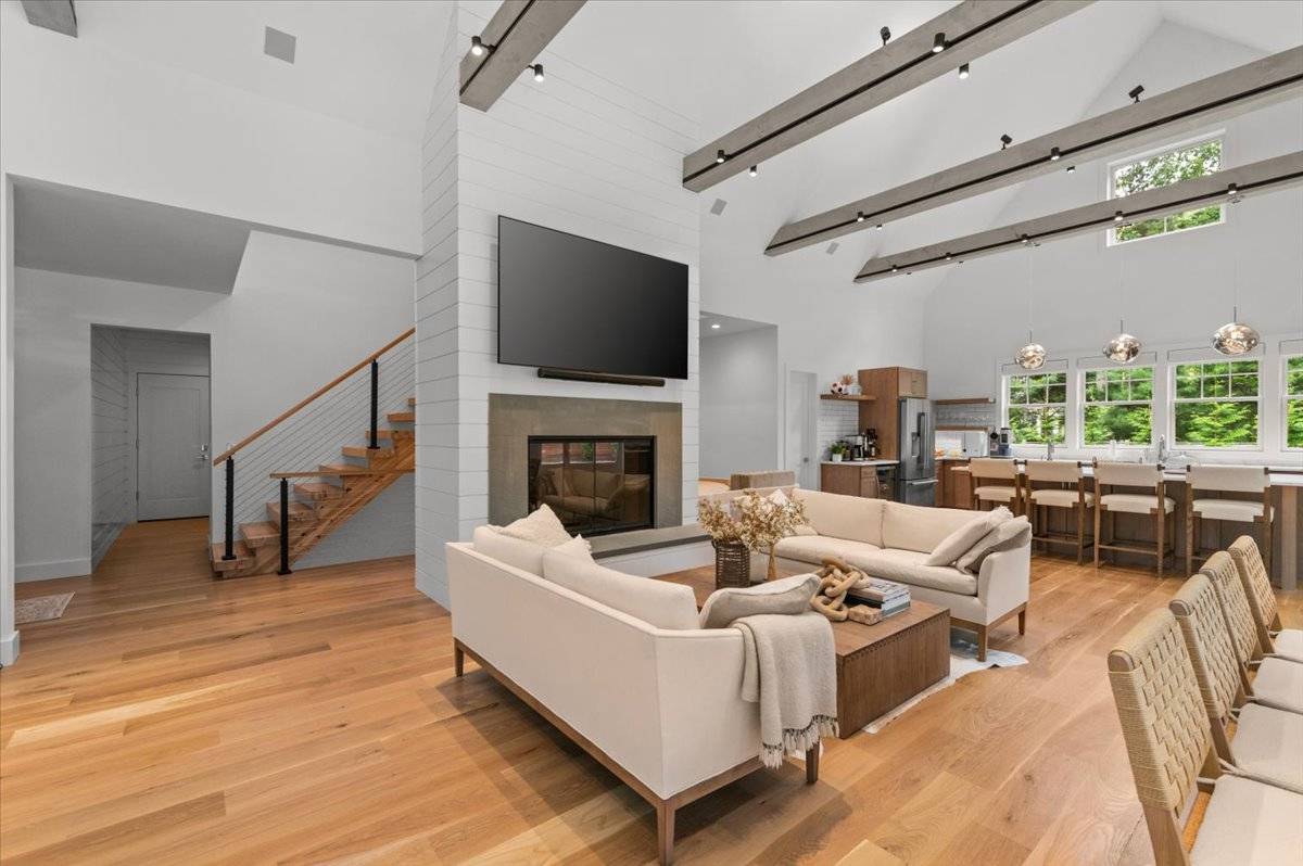 17 WOODED OAK LN