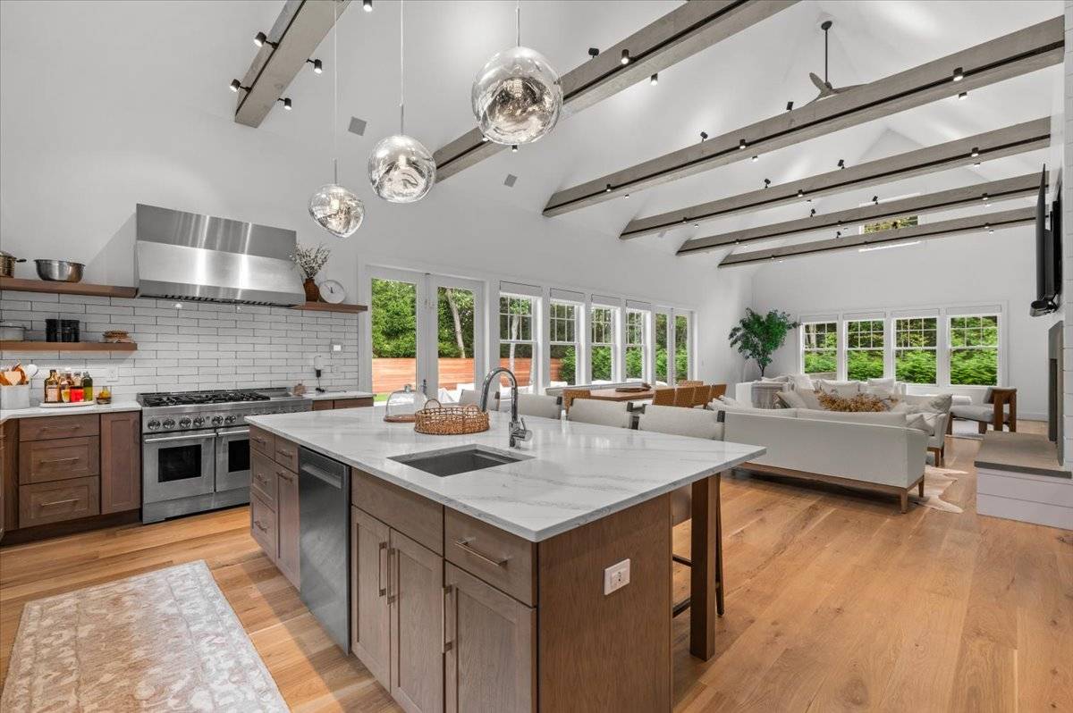 17 WOODED OAK LN