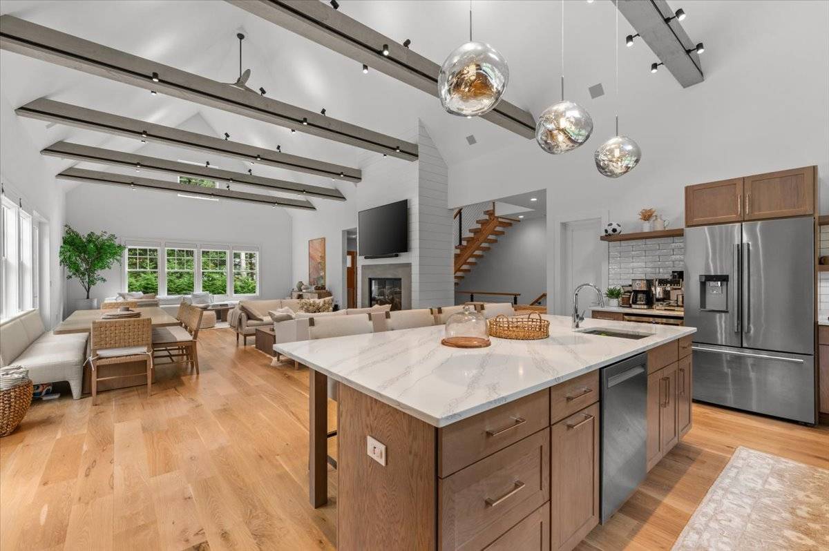 17 WOODED OAK LN