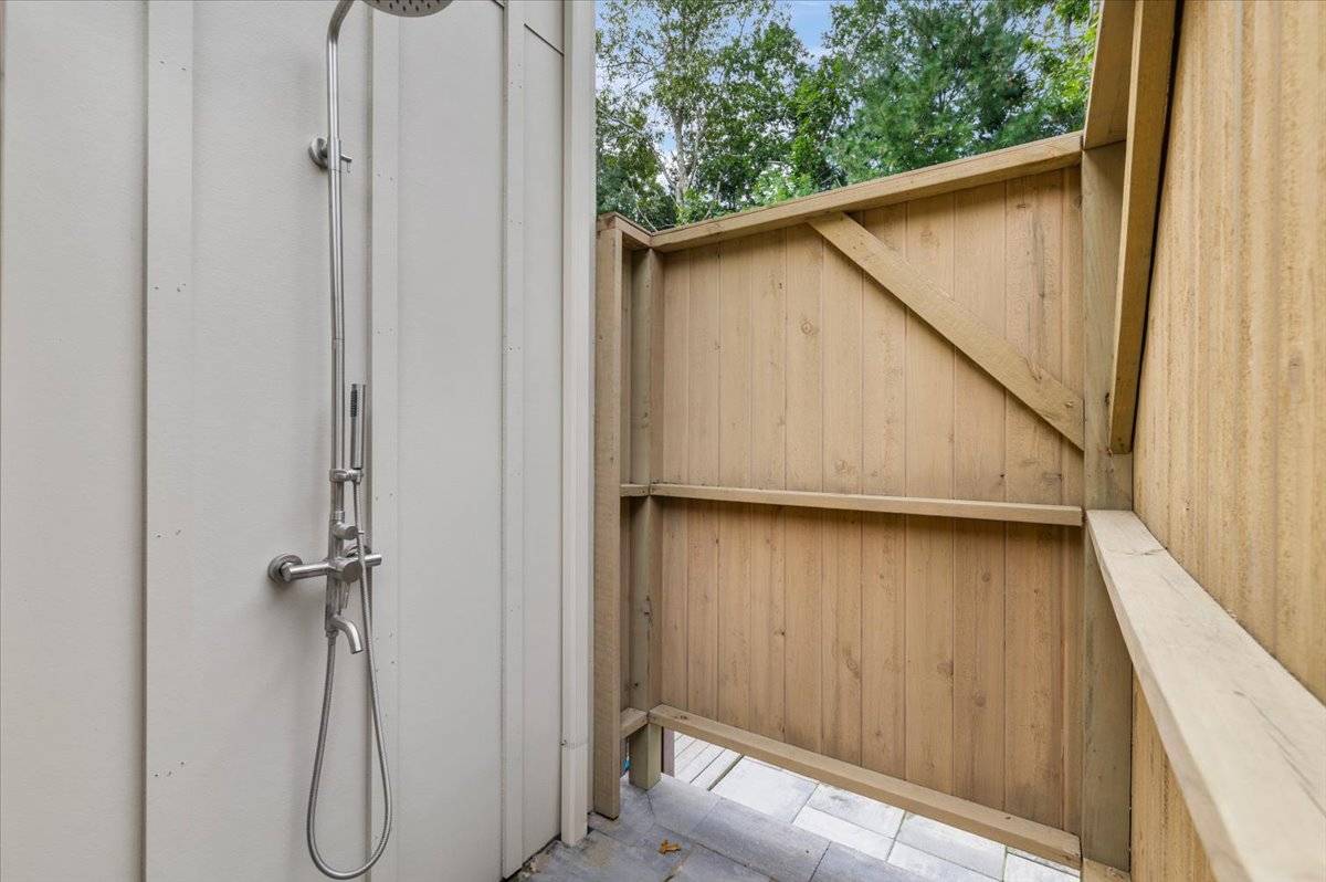 17 WOODED OAK LN