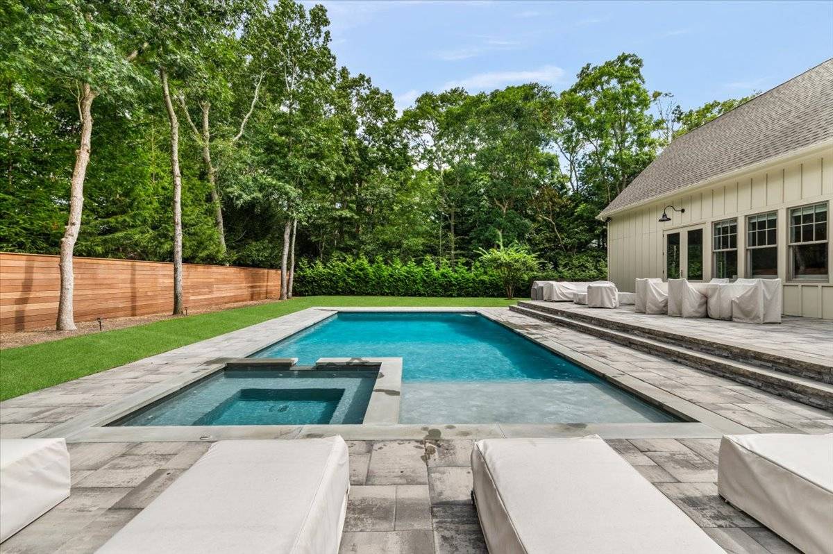 17 WOODED OAK LN