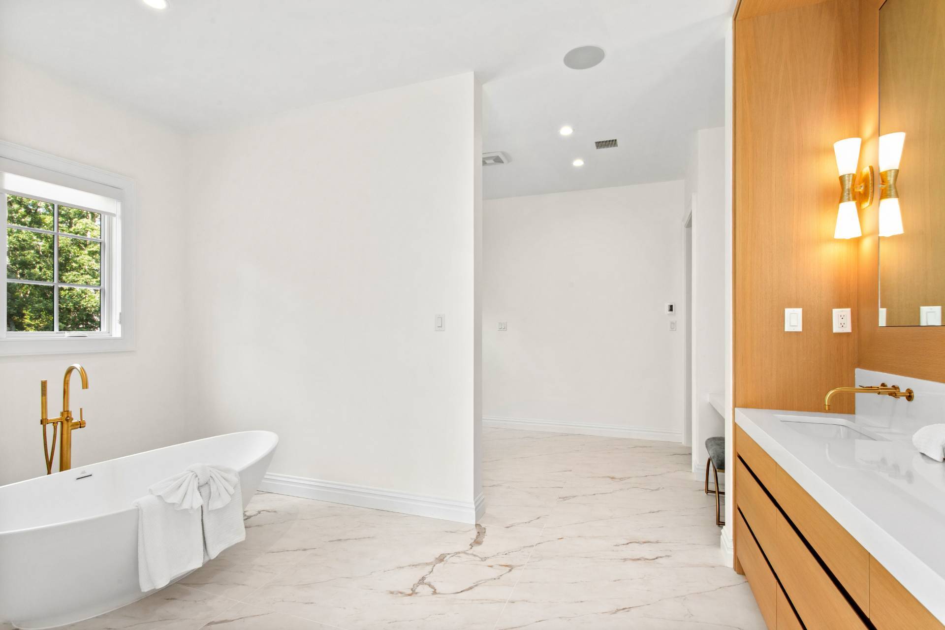 73 Wainscott Stone Rd