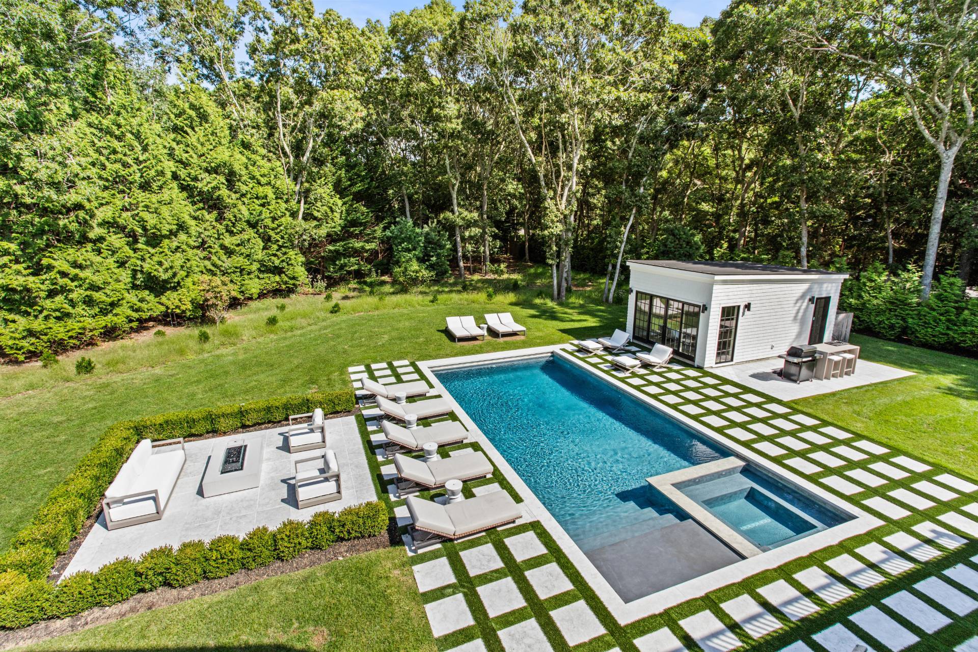 73 Wainscott Stone Rd
