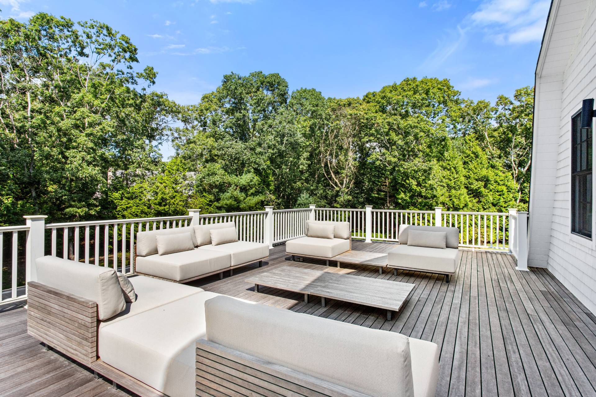 73 Wainscott Stone Rd