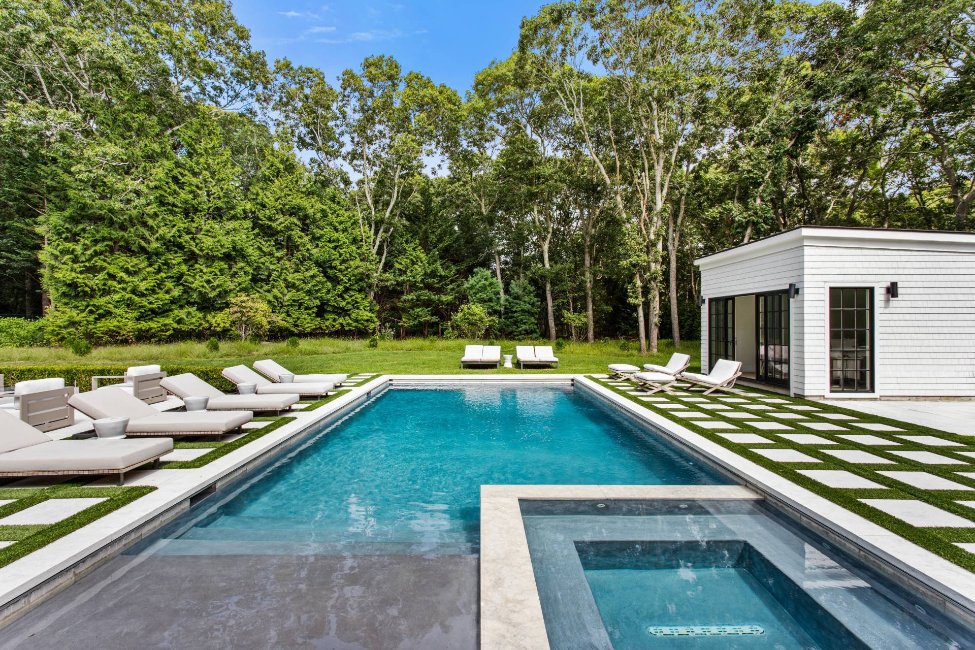 73 Wainscott Stone Rd