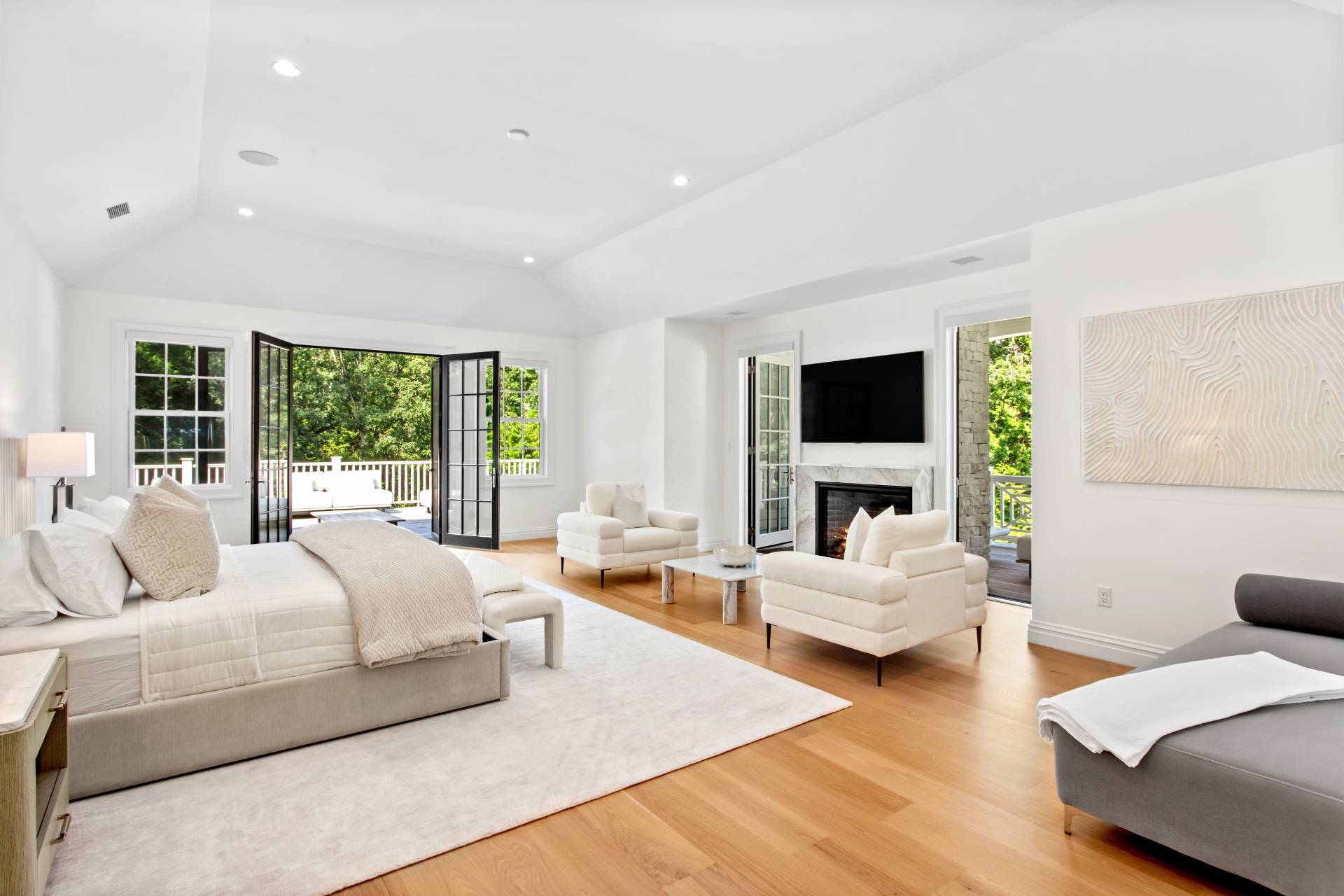 73 Wainscott Stone Rd