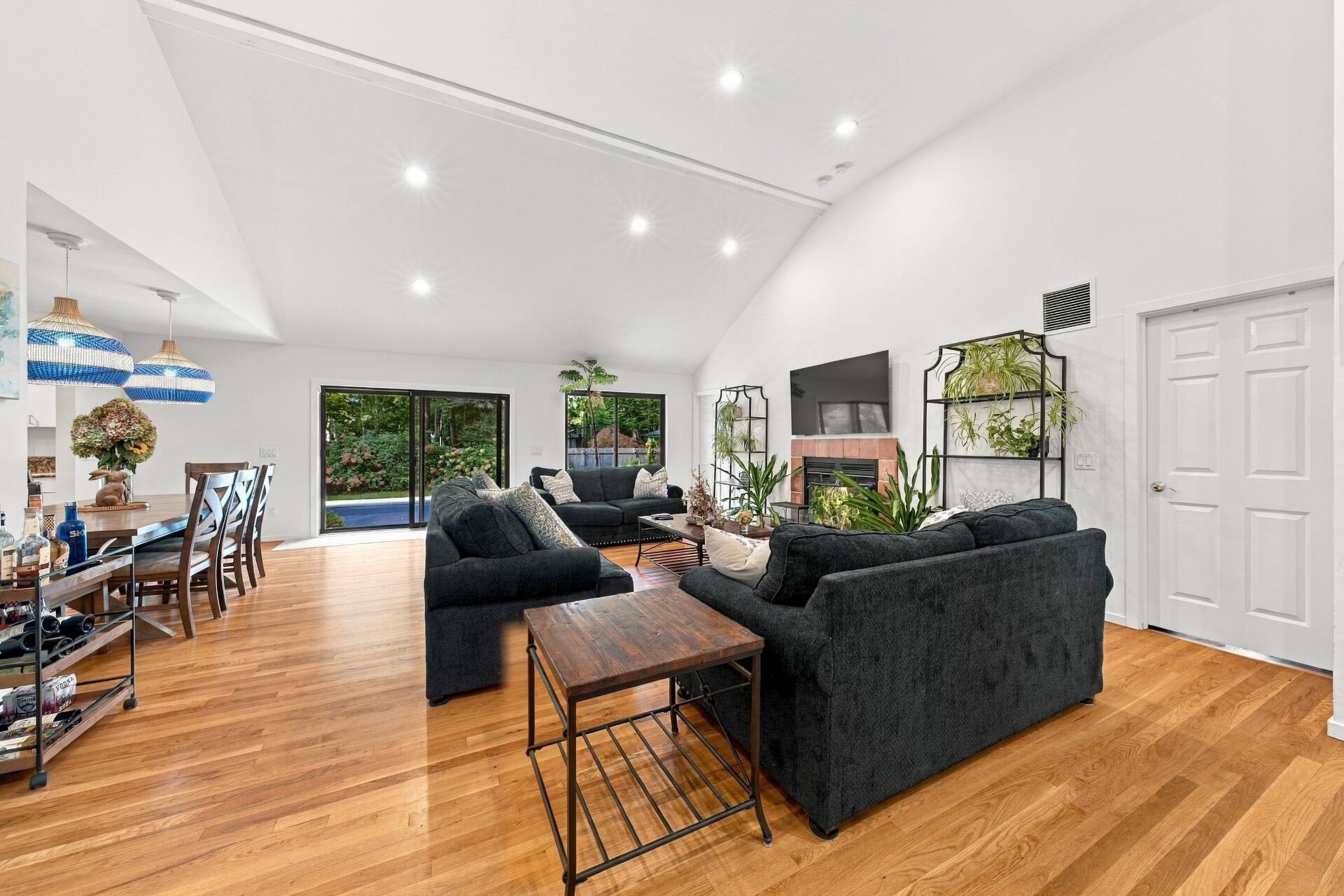 7 BRIDLE PATH