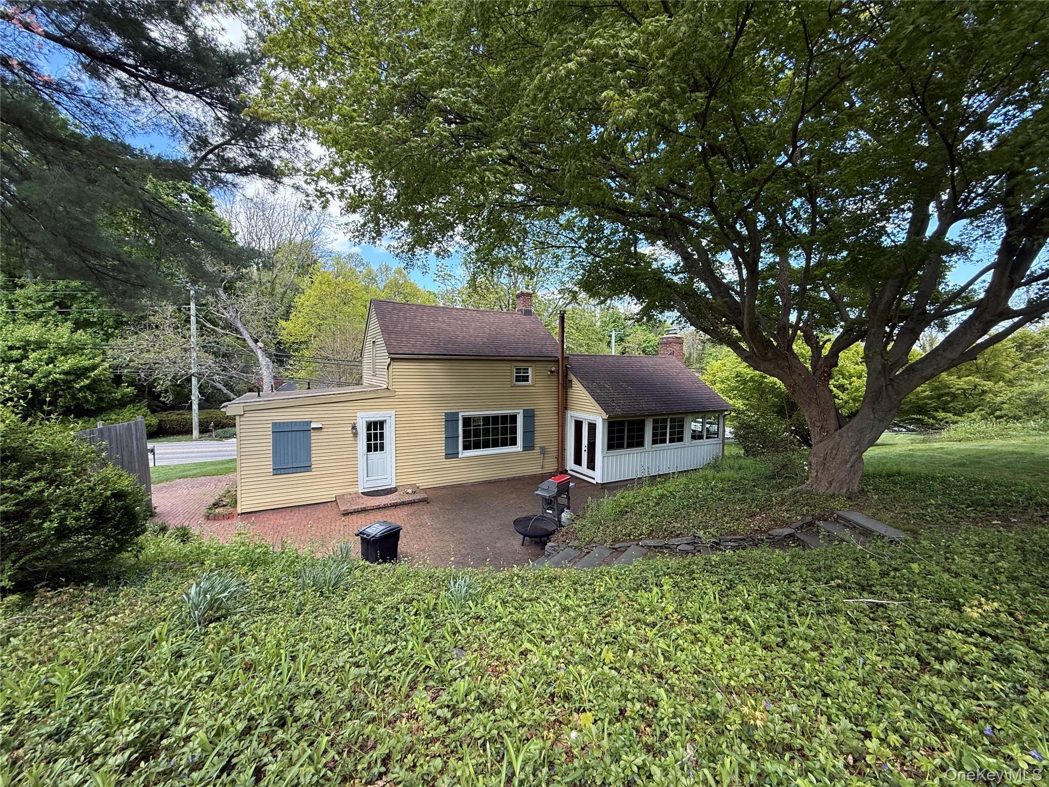 327 W Neck Road