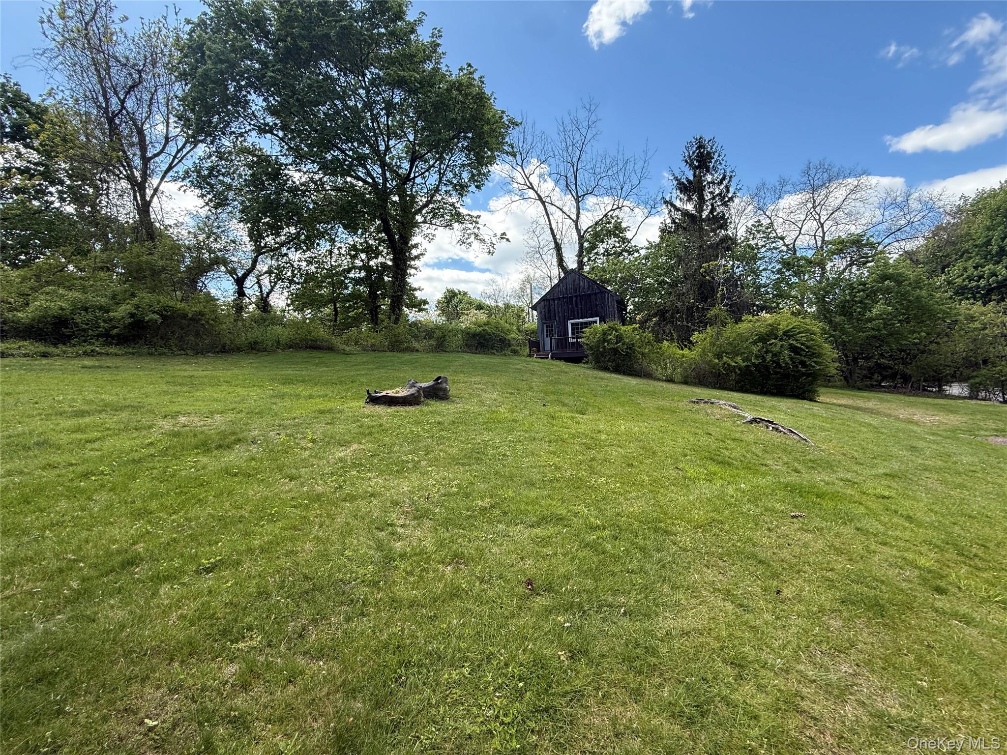 327 W Neck Road