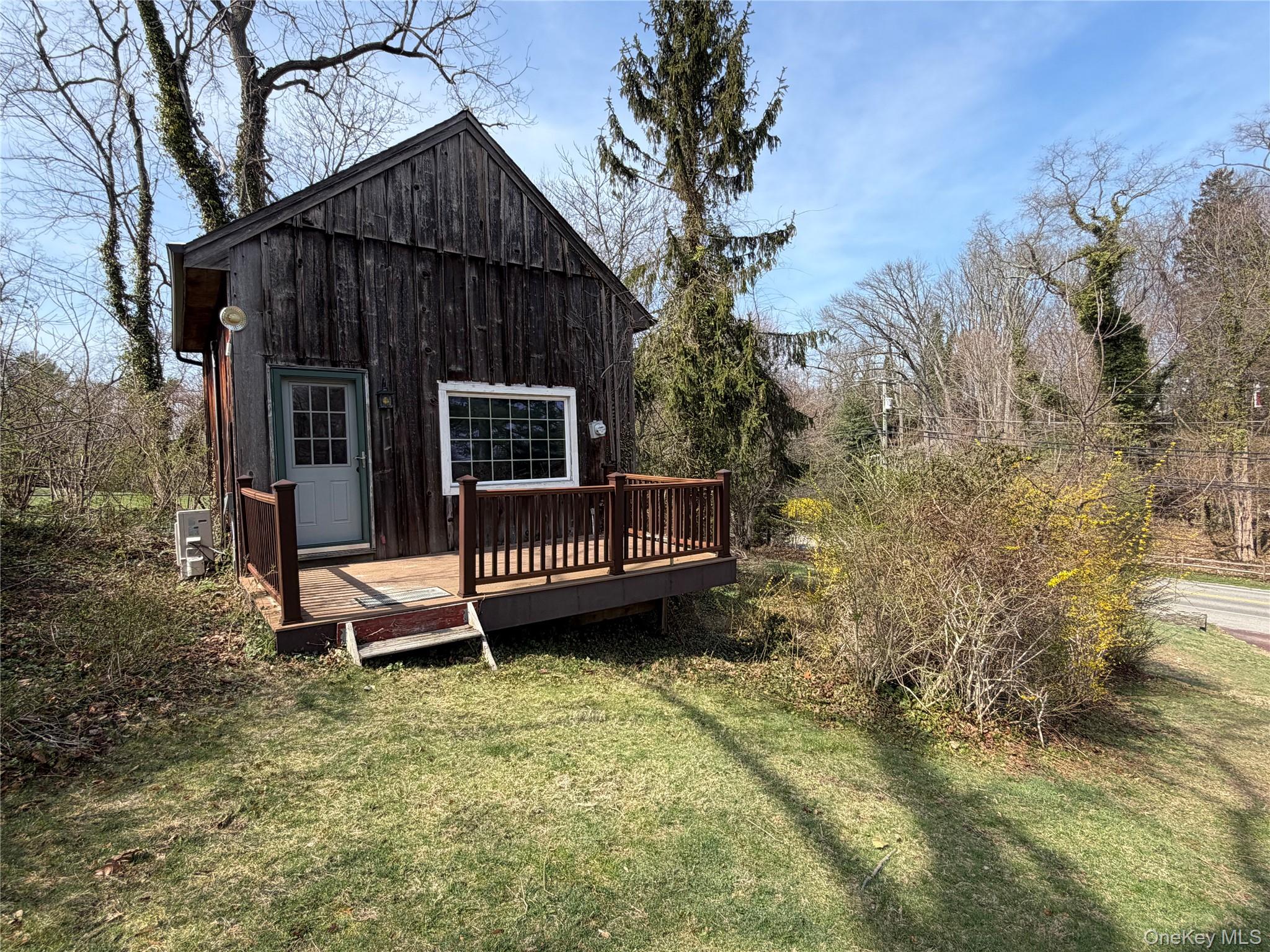 327 W Neck Road