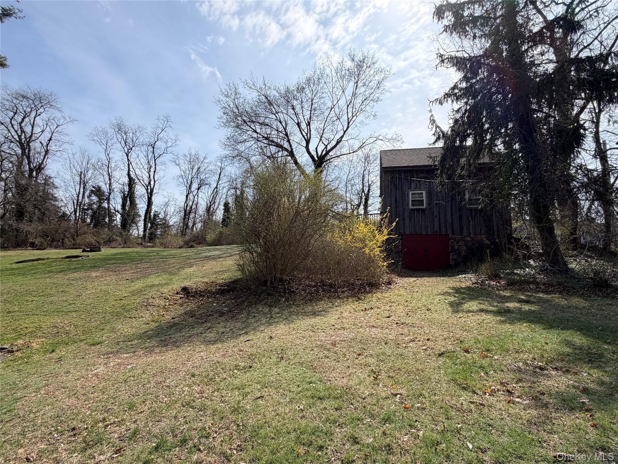 327 W Neck Road