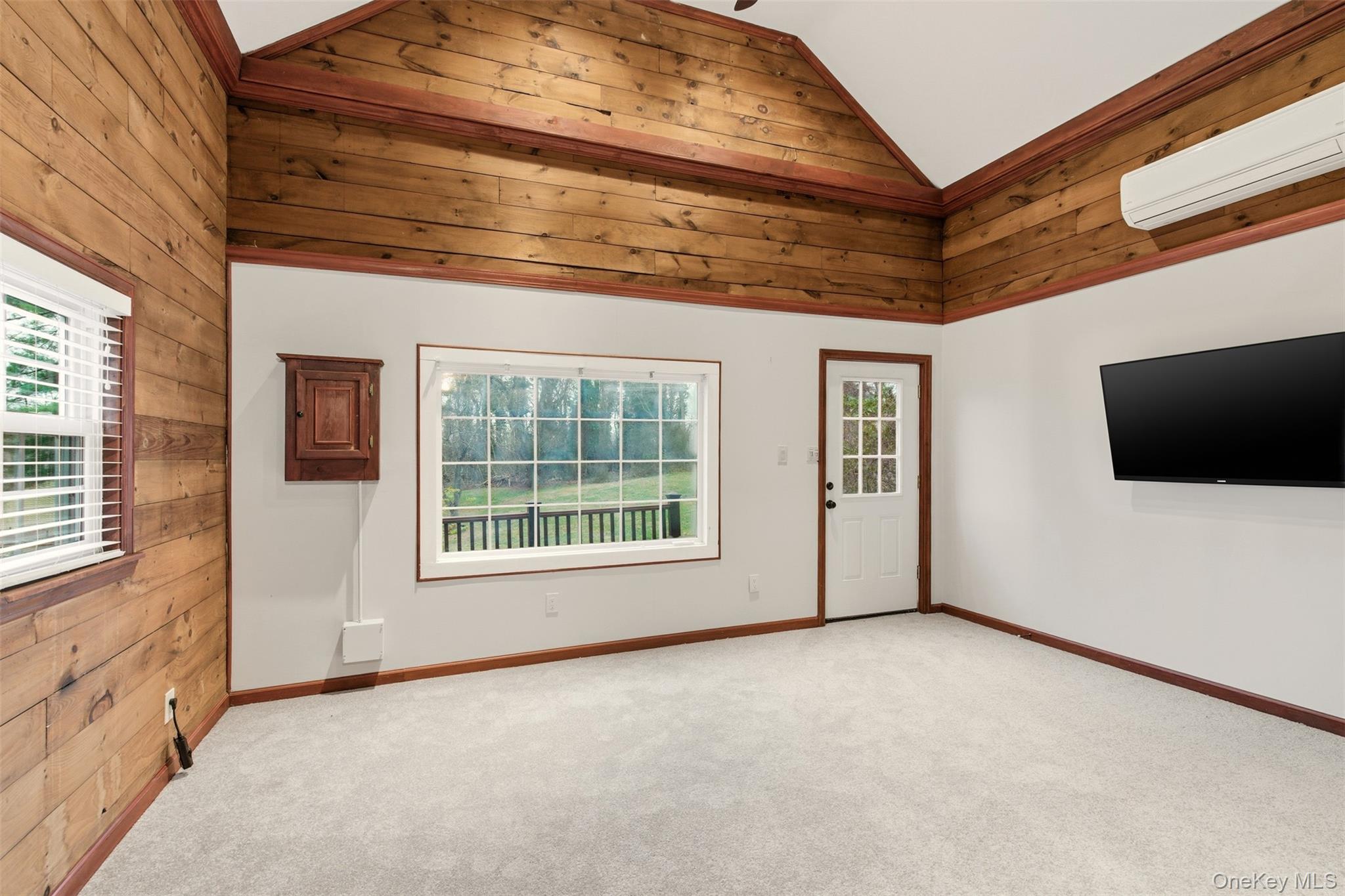 327 W Neck Road