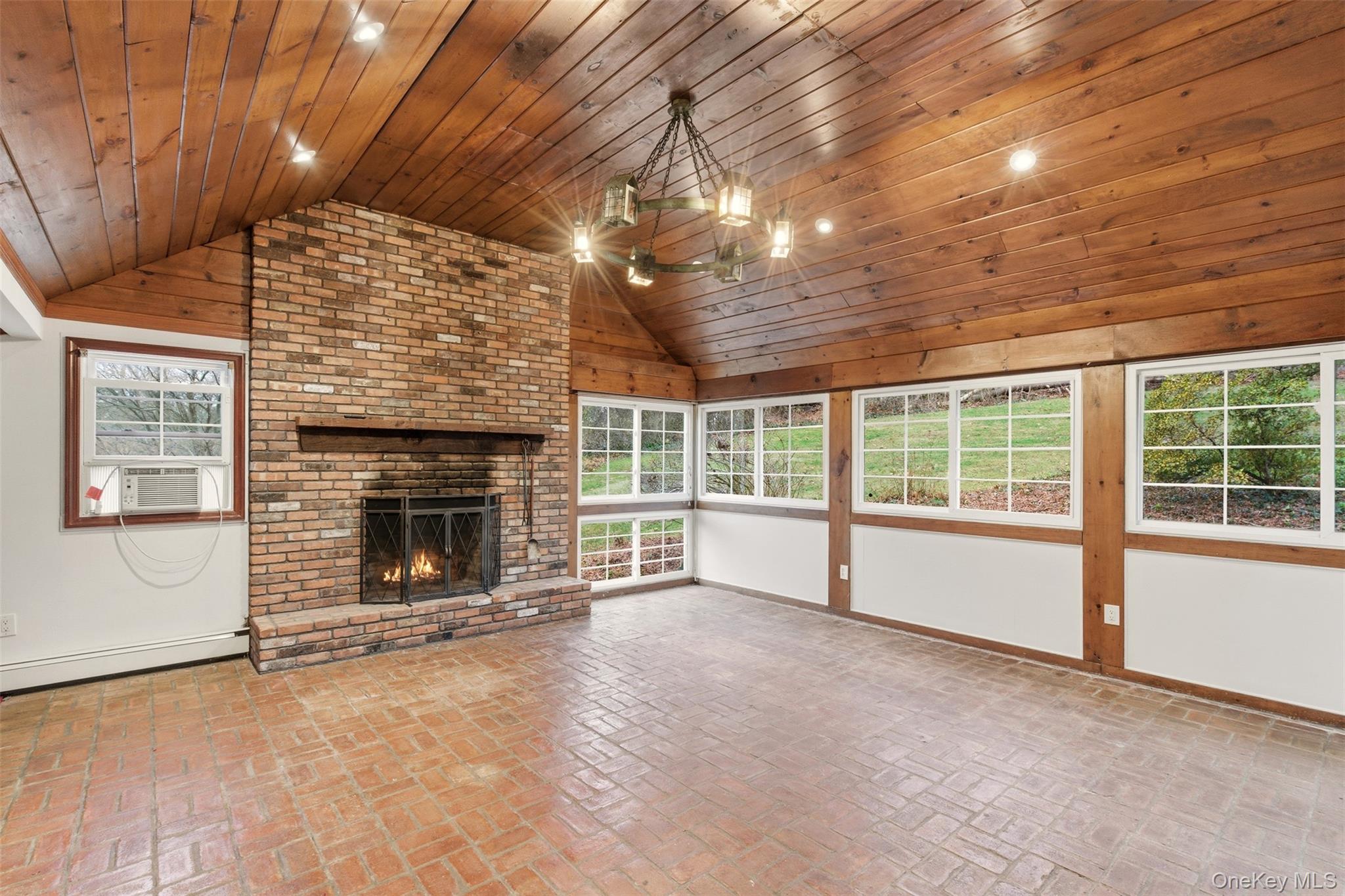 327 W Neck Road