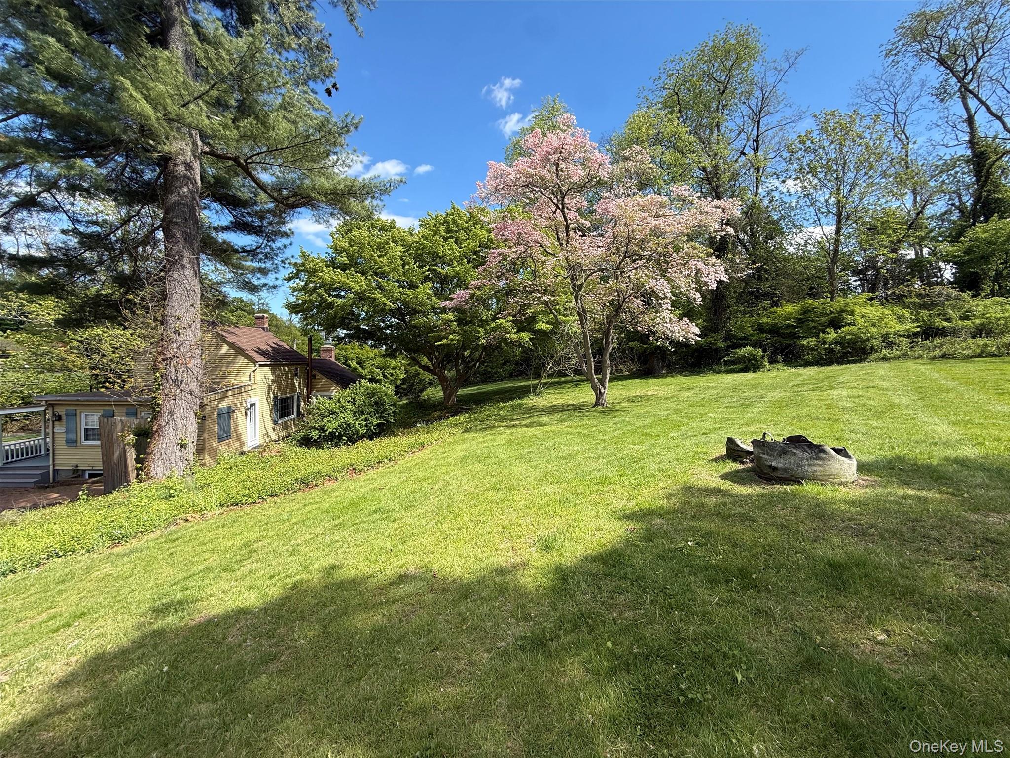 327 W Neck Road