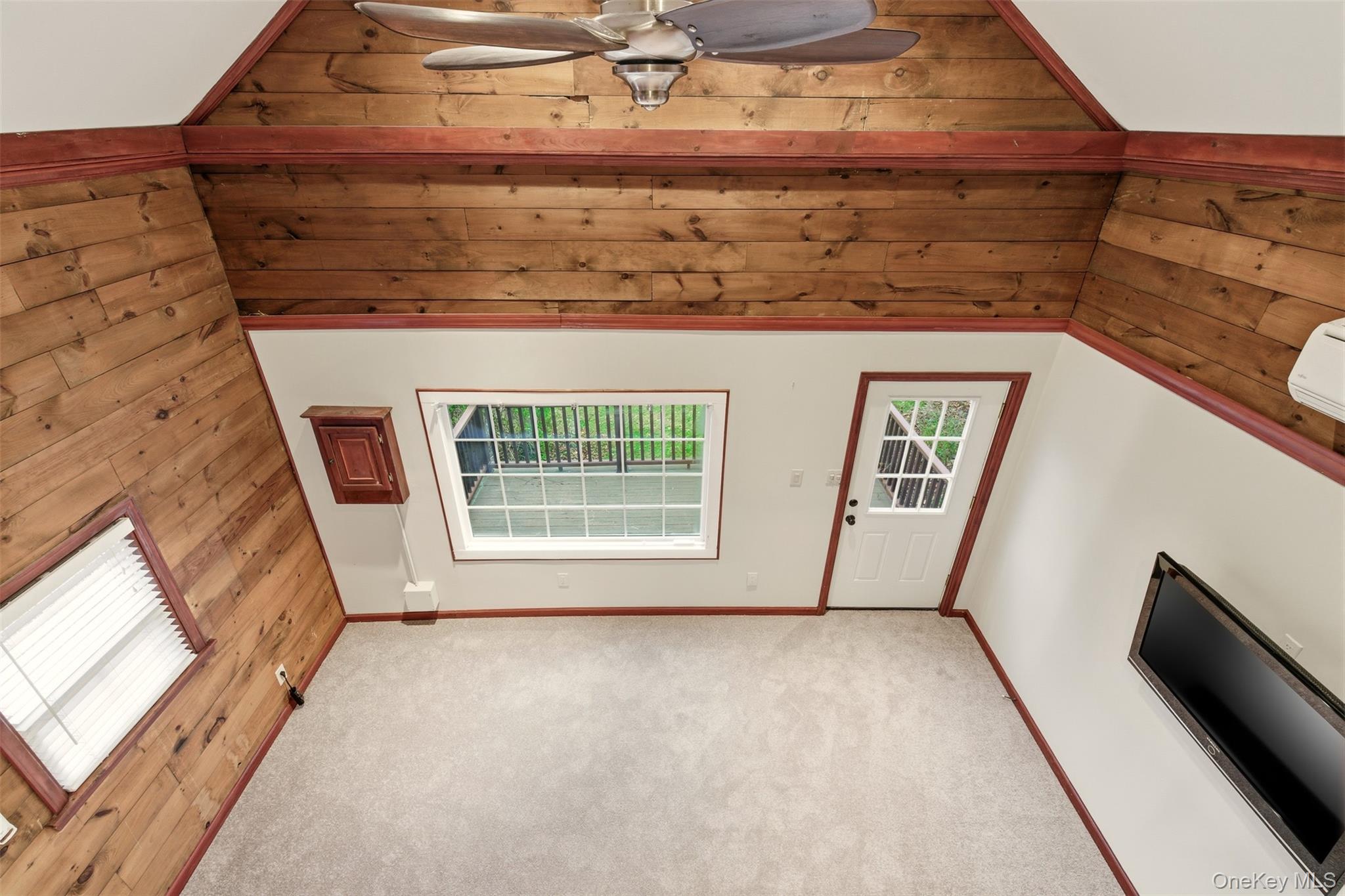 327 W Neck Road