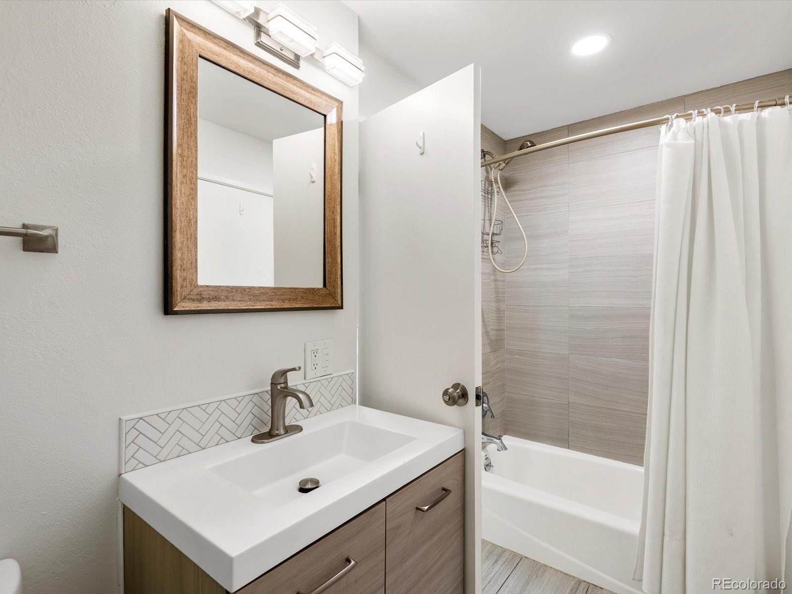 2835 S Monaco Parkway Unit: 1-105