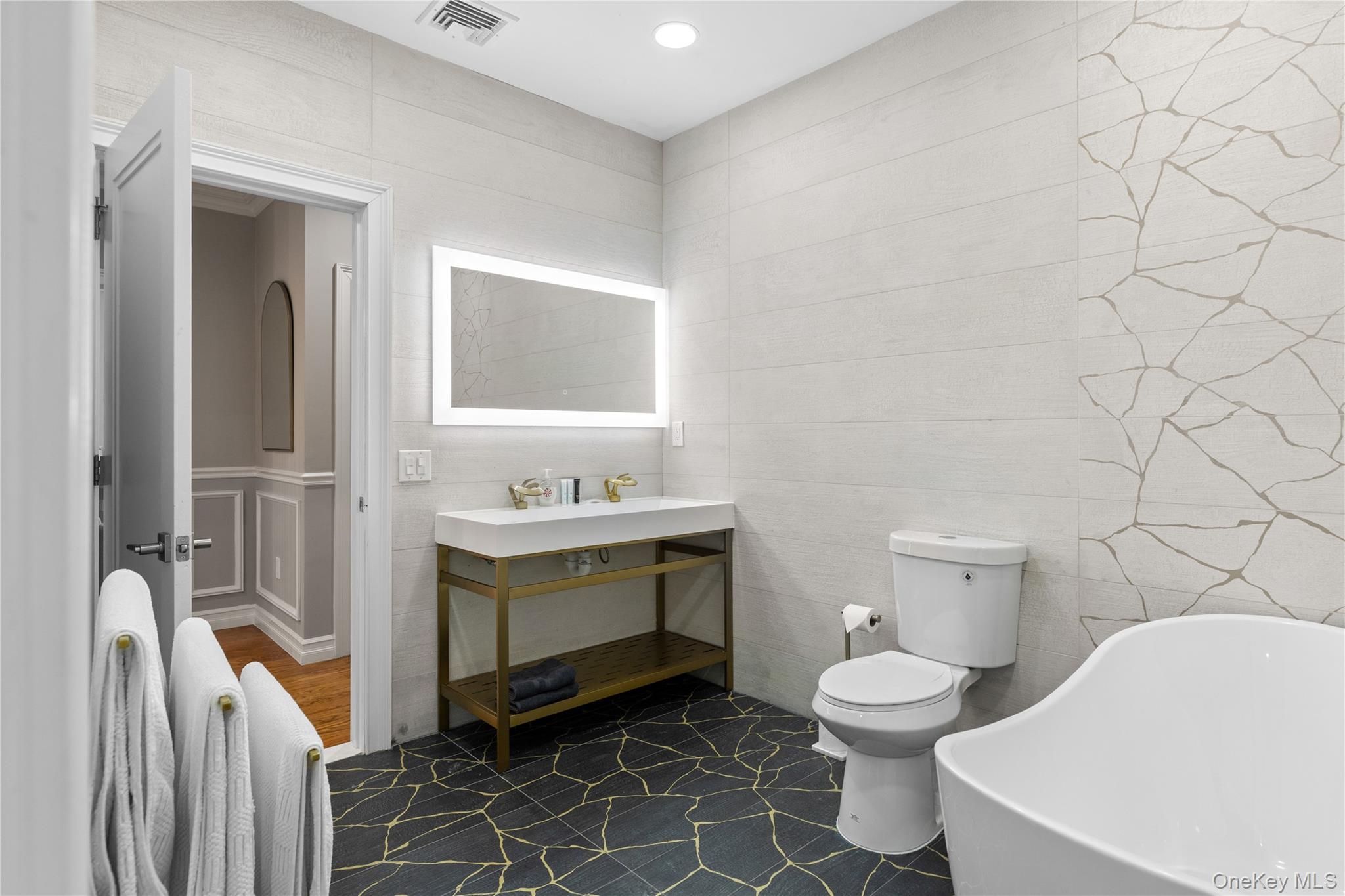 717 W Montauk Highway