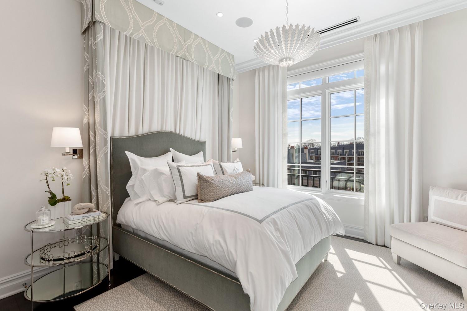 6000 Royal Court Unit: PENTHOUSE