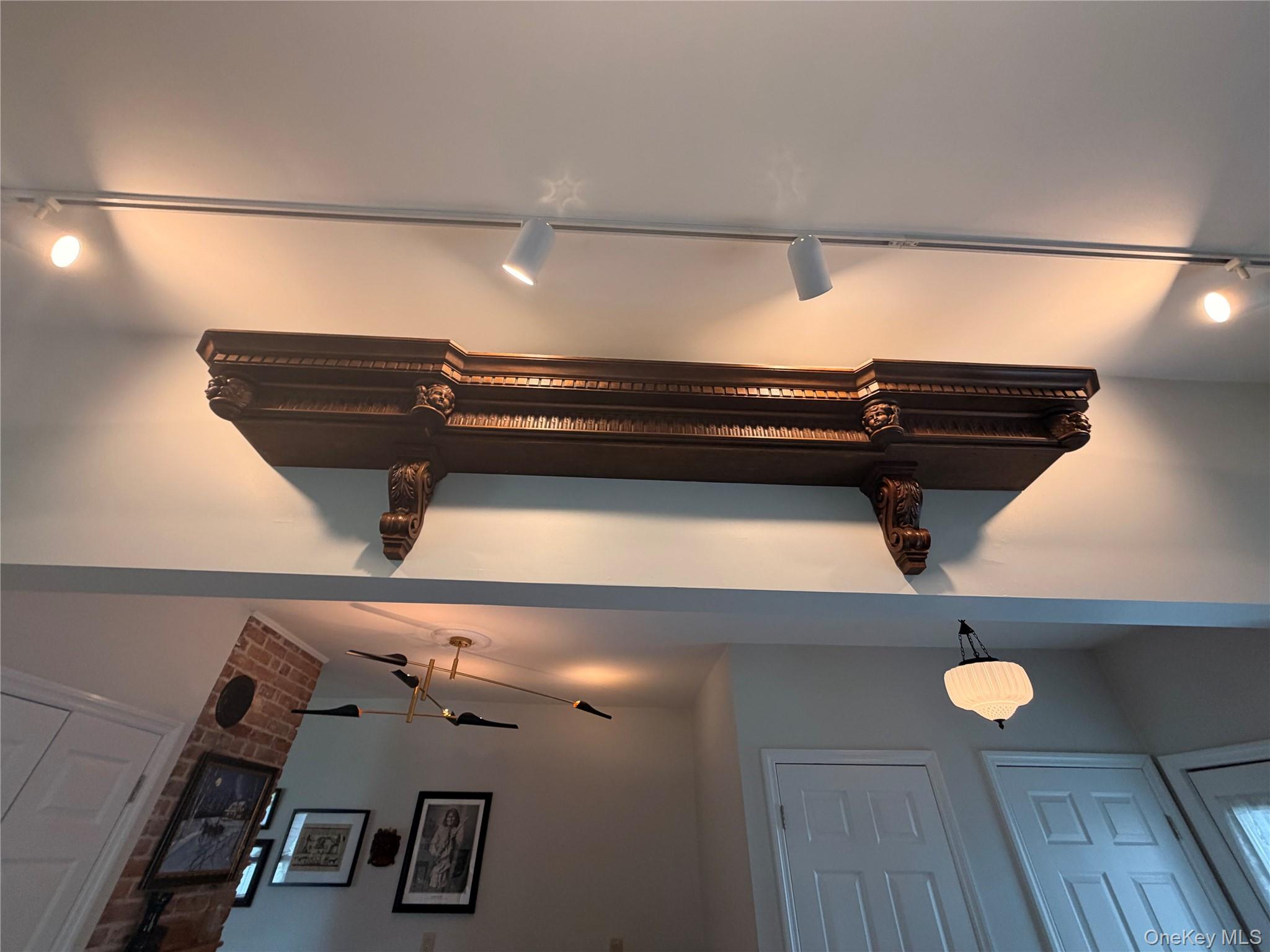 81 S Mesier Avenue Unit: Bottom