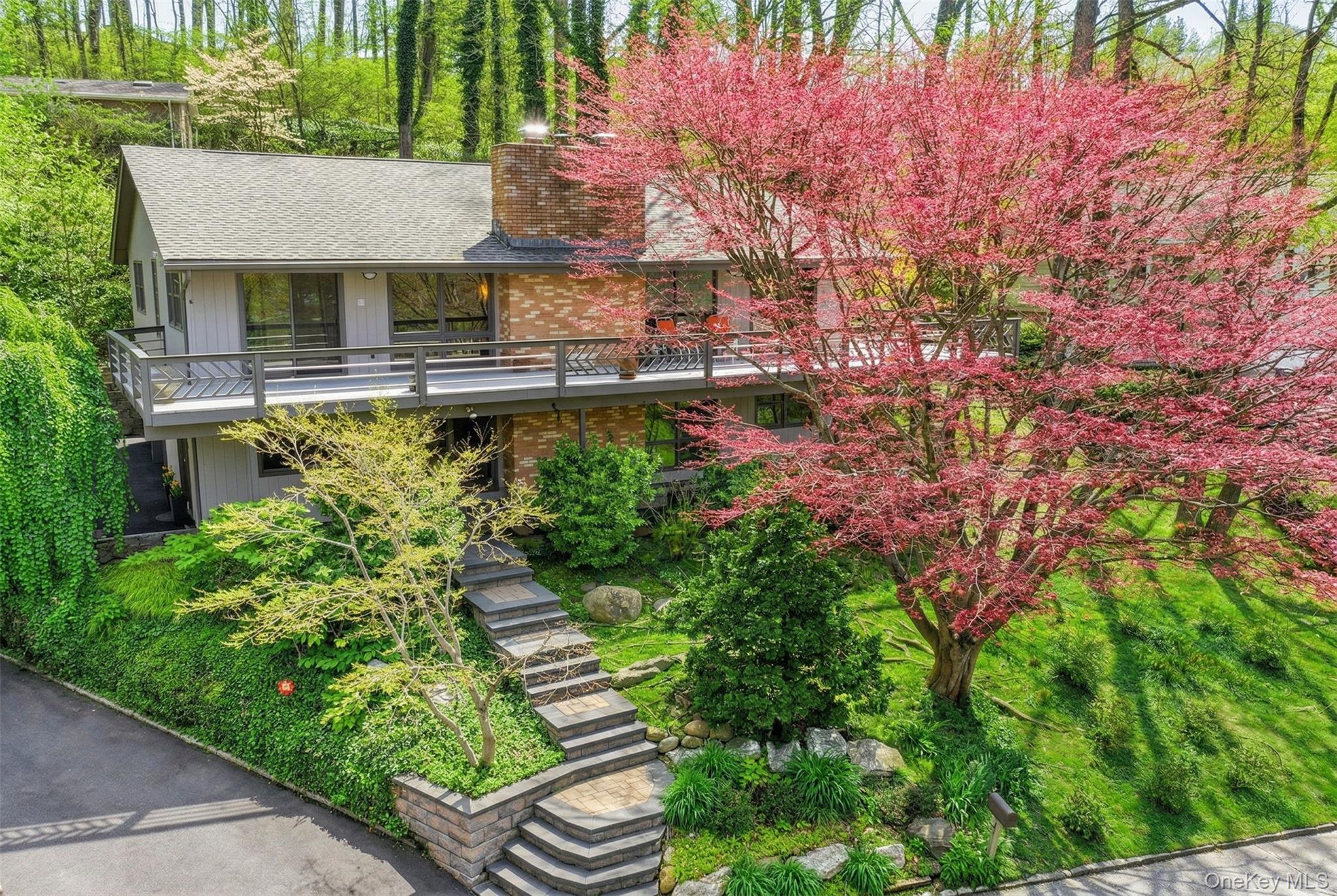 6 Laurel Way