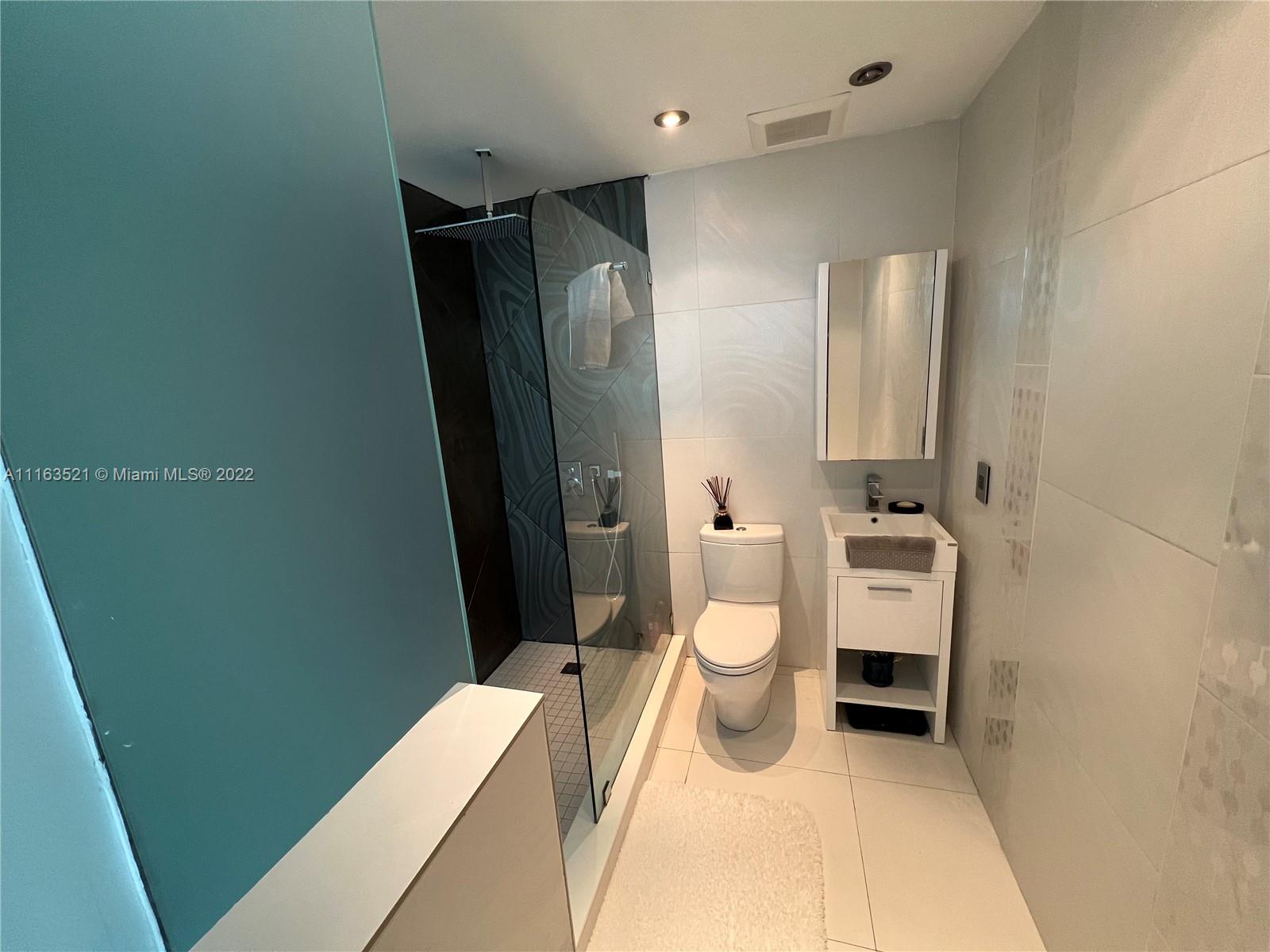 690 SW 1  CT Unit: 1506