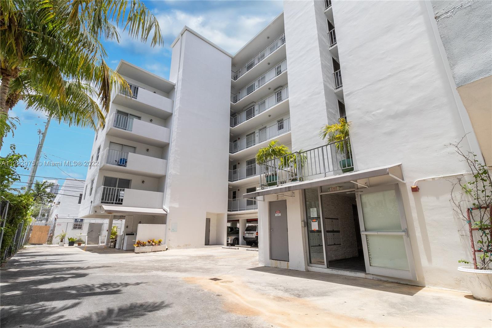 240 Collins Ave Unit: 4C