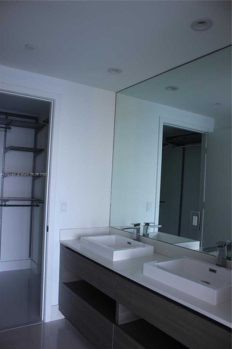 460 NE 28th St Unit: 605