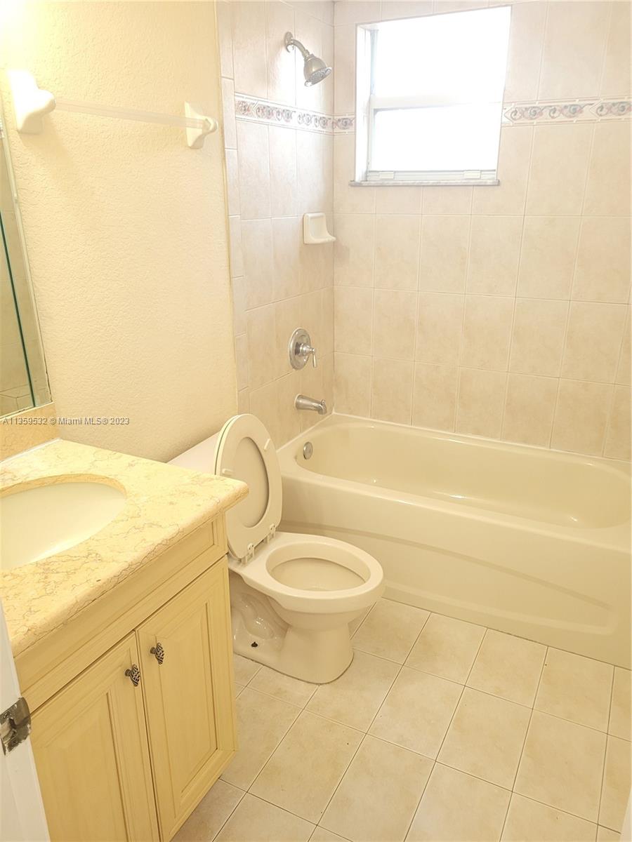 520 SW 5th St Unit: 303