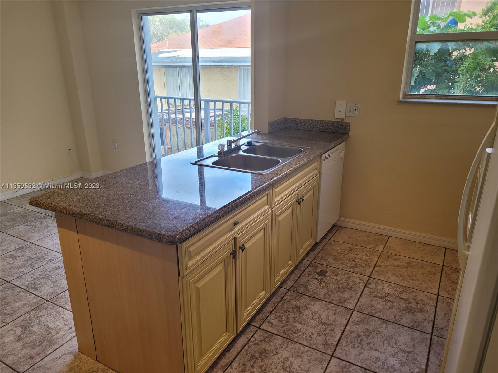 520 SW 5th St Unit: 303