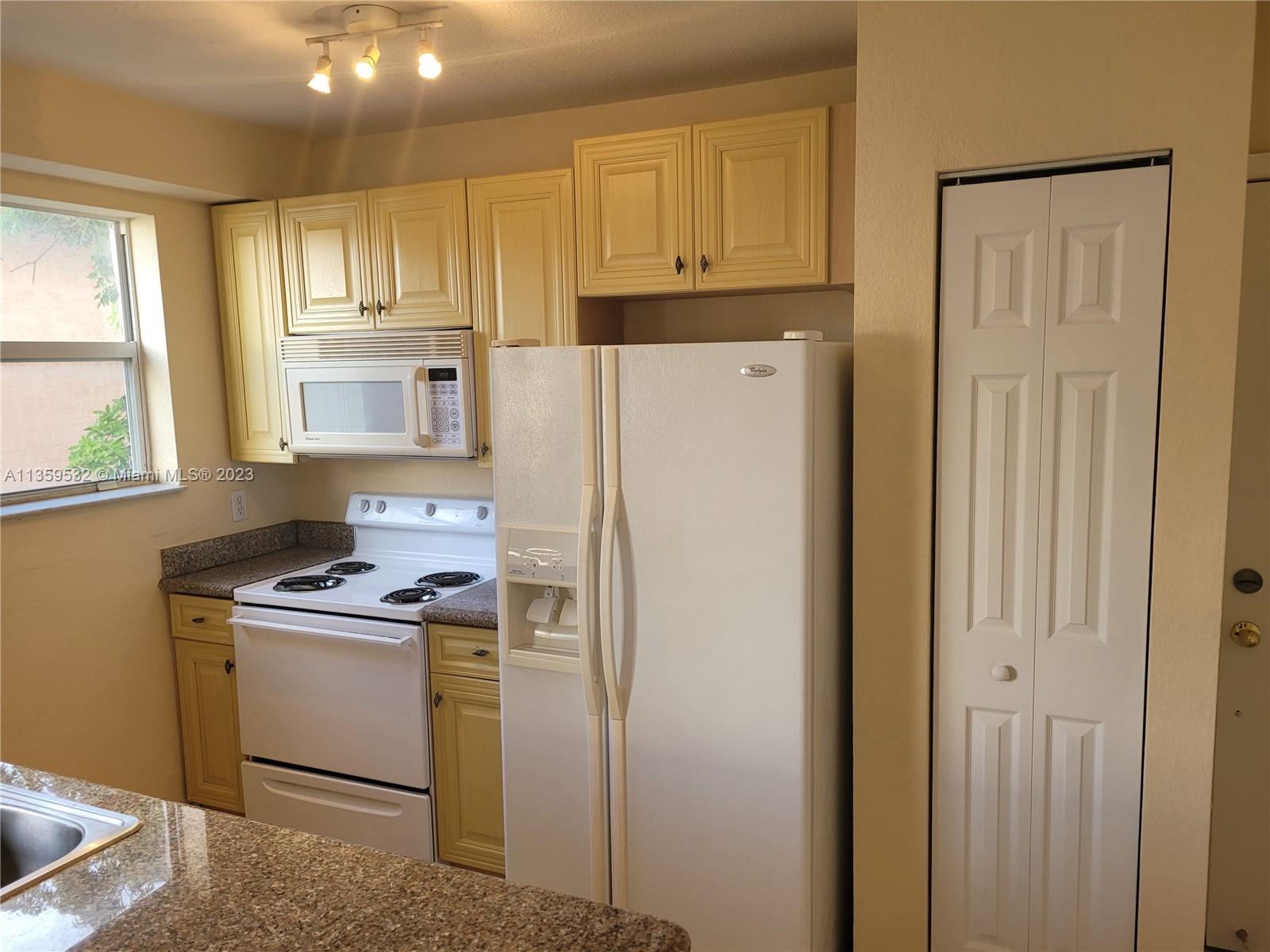 520 SW 5th St Unit: 303