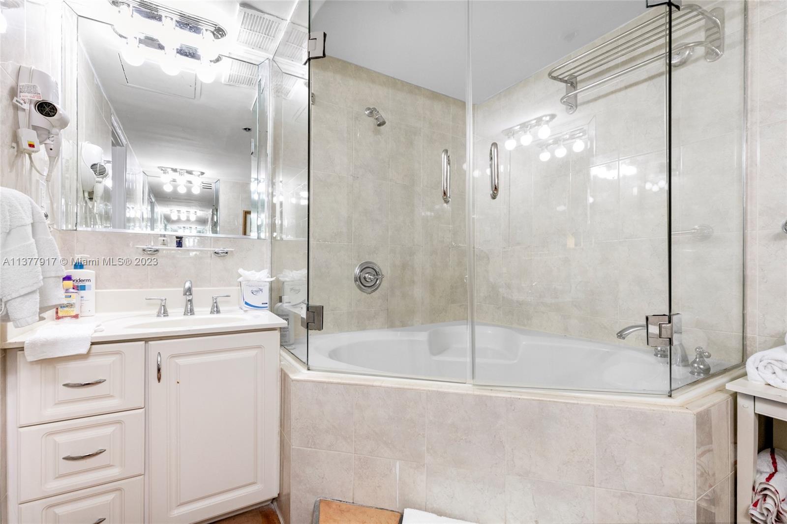 5225 Collins Ave # 503