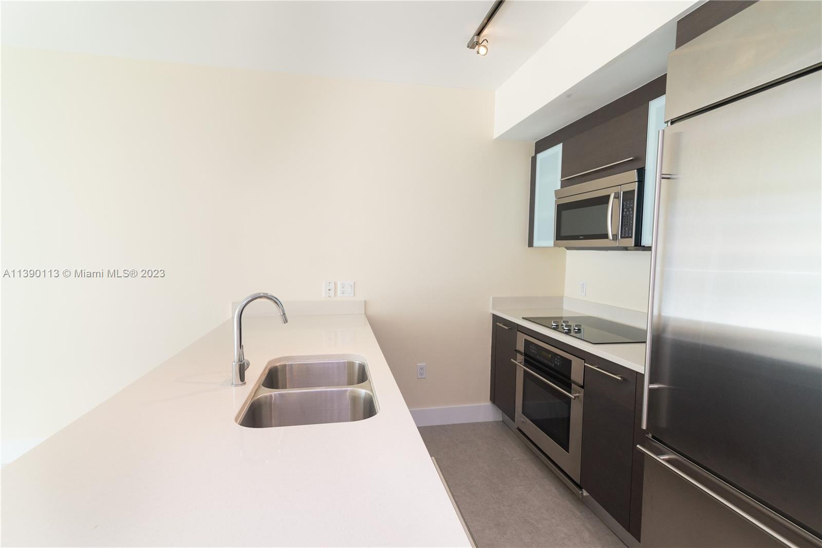 500 Brickell Ave Unit: 3908