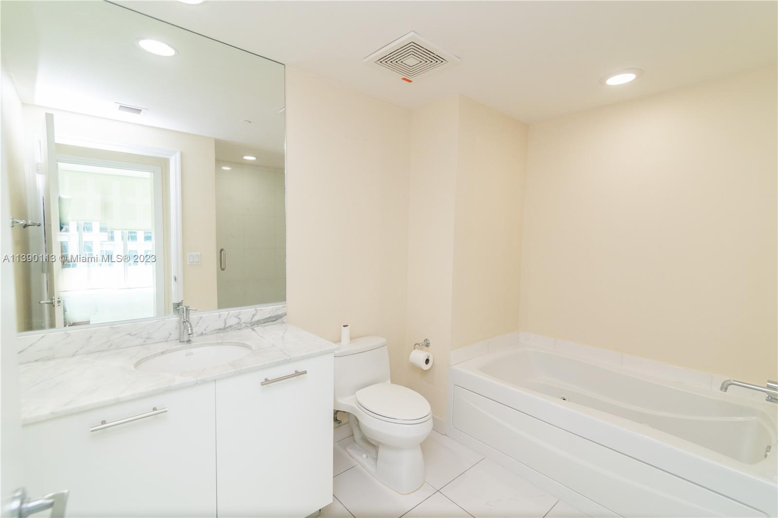 500 Brickell Ave Unit: 3908