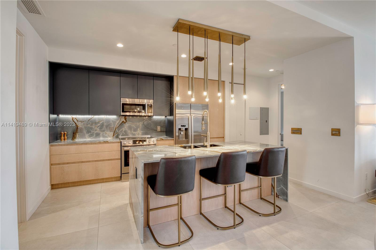 529 SW 11th St Unit: PH302