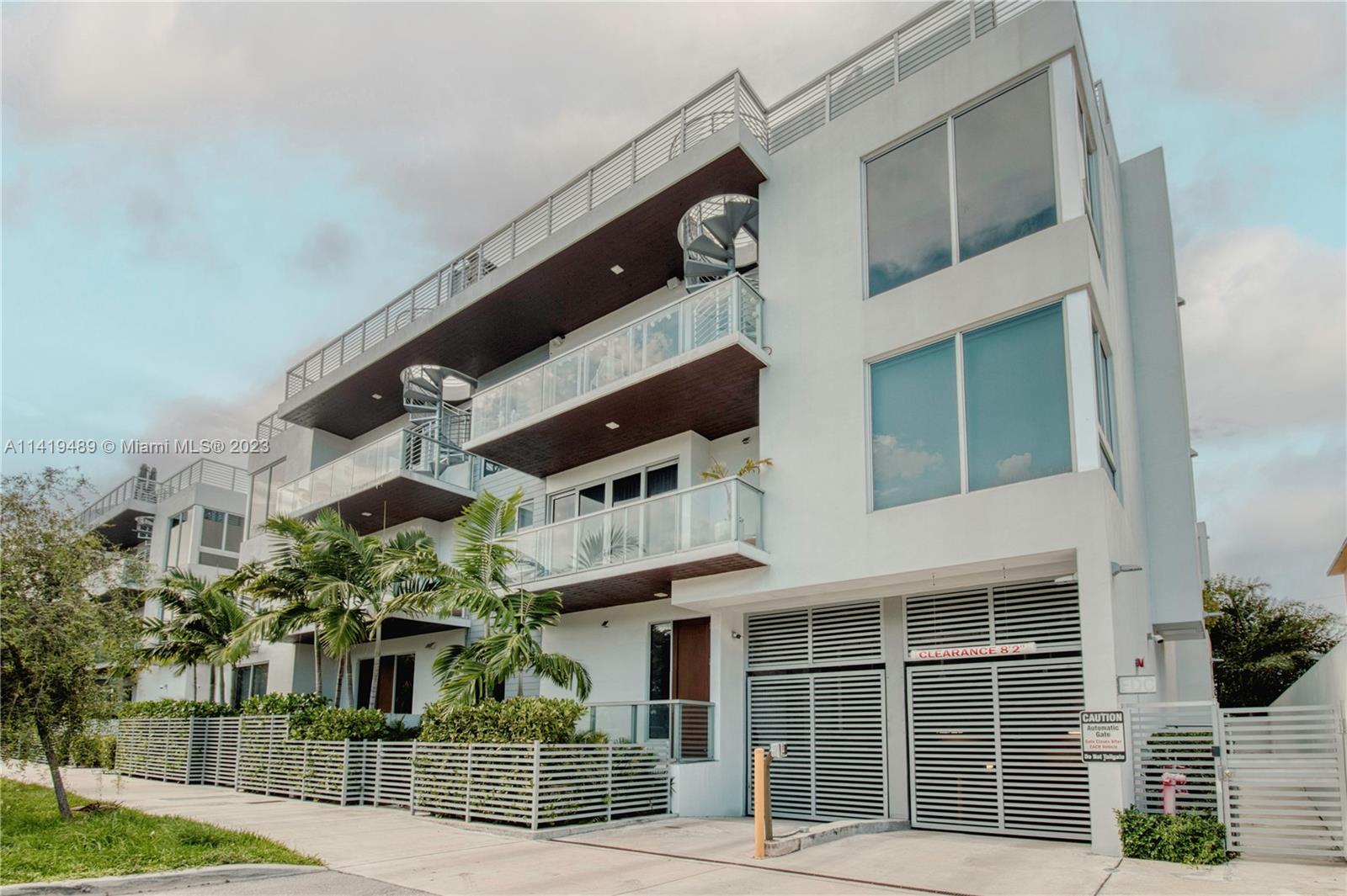 529 SW 11th St Unit: PH302