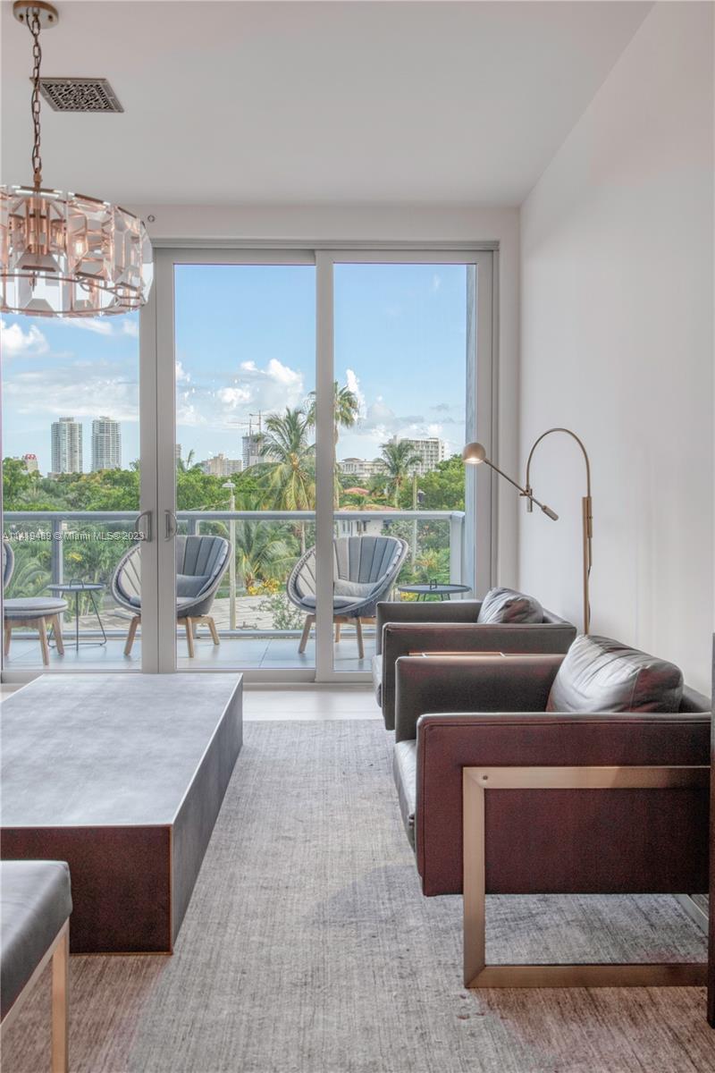 529 SW 11th St Unit: PH302