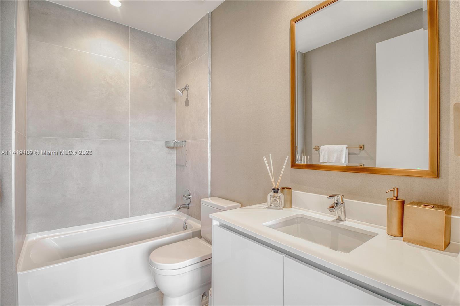529 SW 11th St Unit: PH302