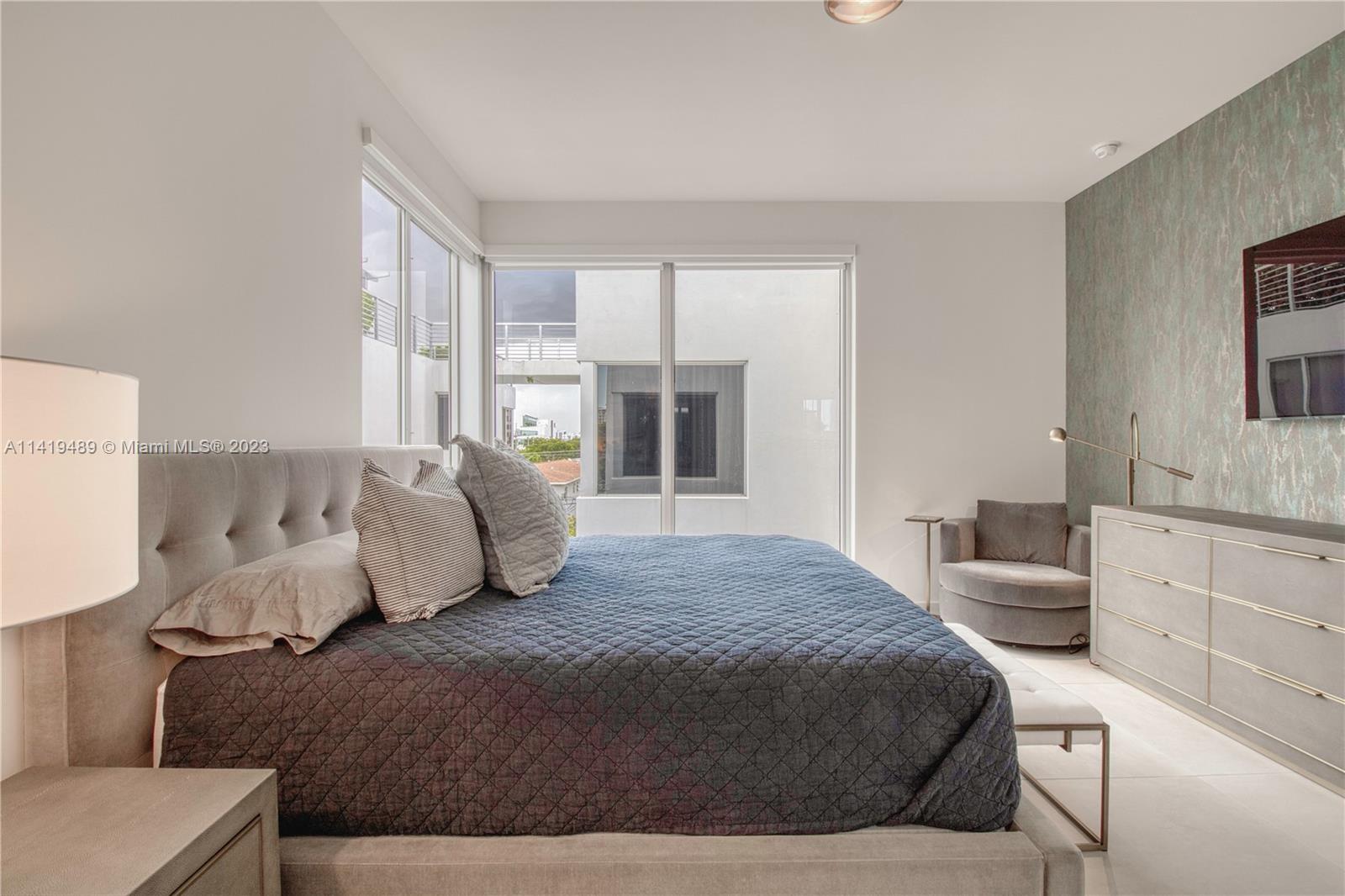 529 SW 11th St Unit: PH302