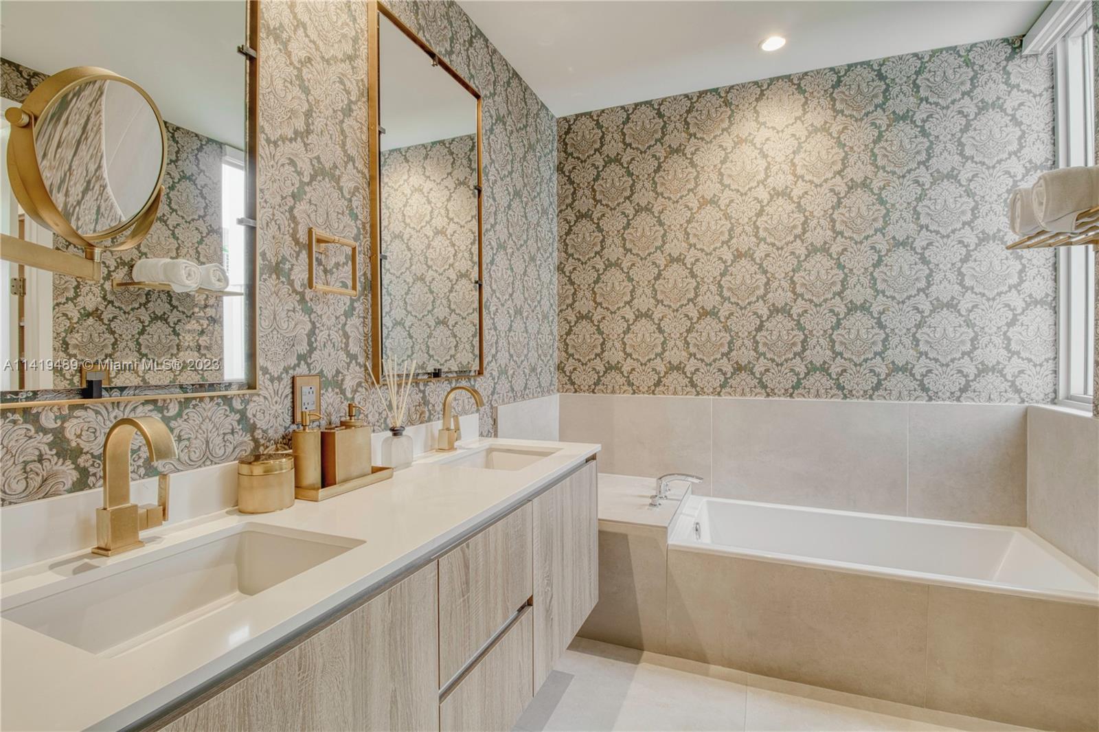 529 SW 11th St Unit: PH302