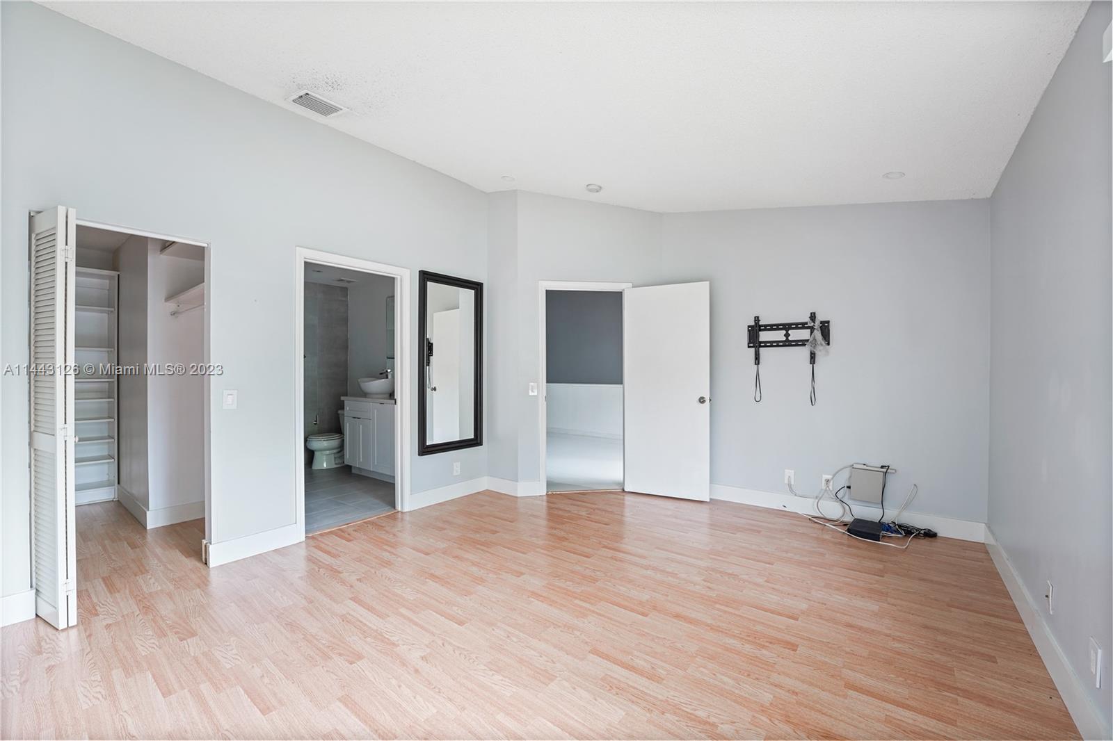 3240 SW 50th St Unit: 3240