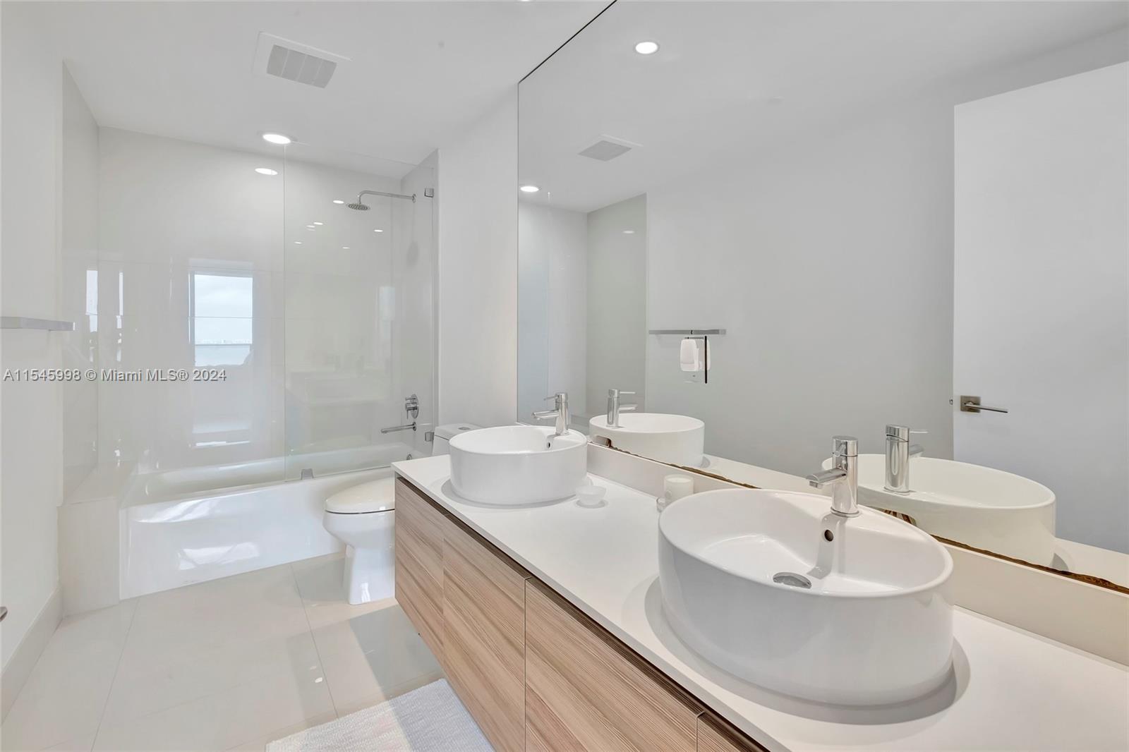 121 NE 34th St # 2407